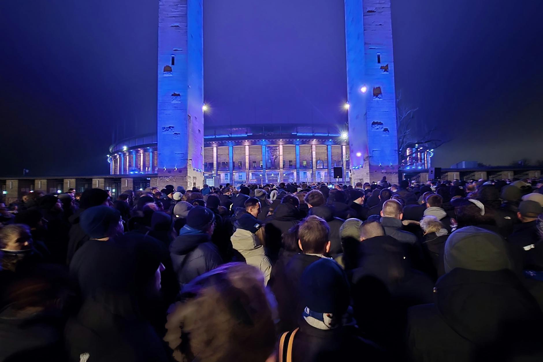 Mehr als tausend Hertha-Fans kamen Donnerstagabend zum Trauermarsch am ersten Todestag des verstorbenen Präsidenten Kay Bernstein.