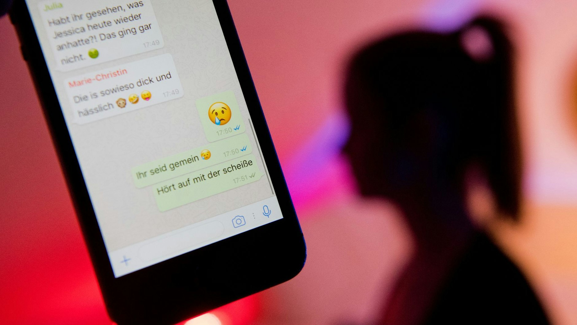 Gemeine Botschaften verbreiten sich schnell über Handychats.

Cybermobbing passiert im Internet und betrifft häufig Jugendliche. Schule soll dem keinen Raum bieten.