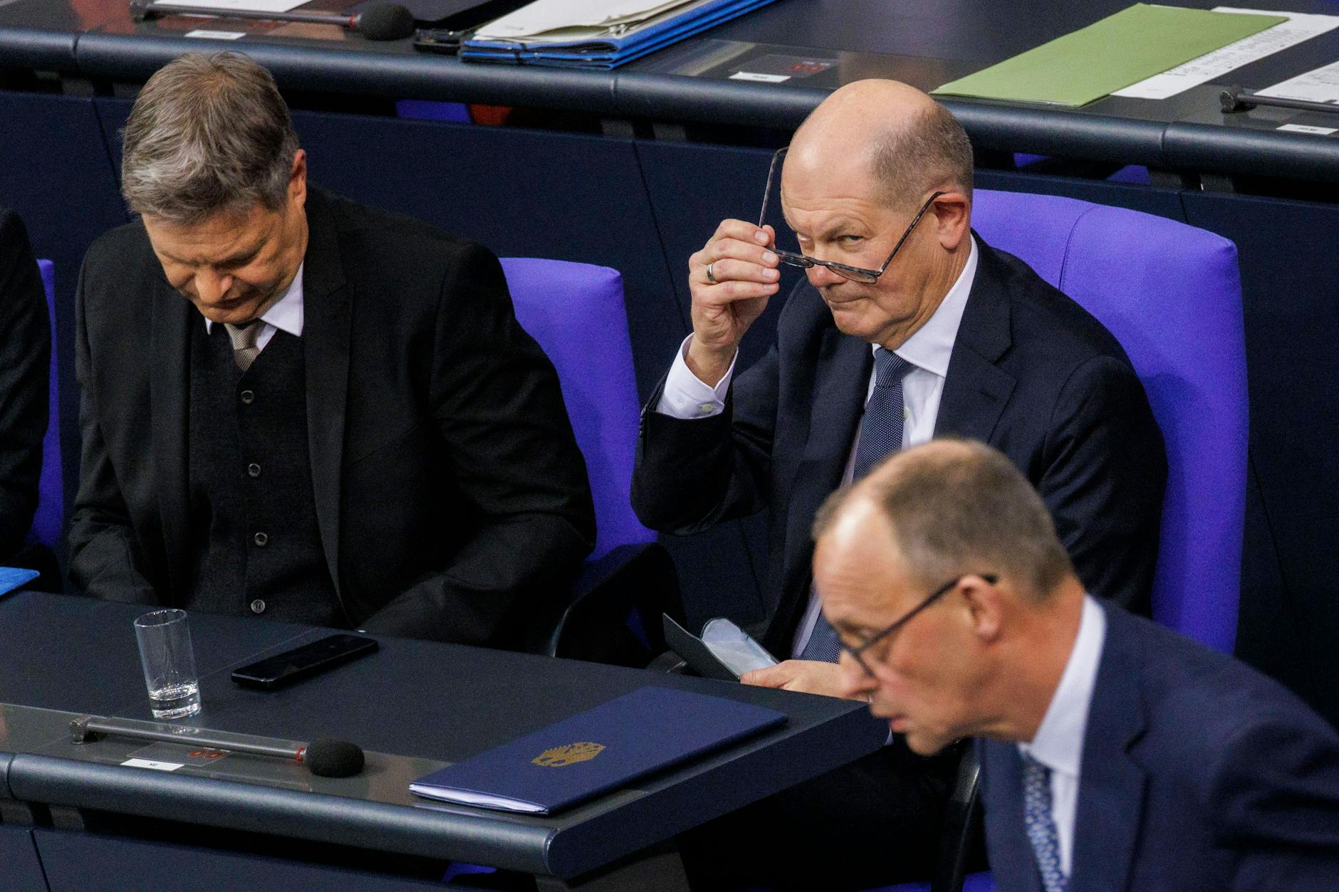 Wirtschaftsminister Robert Habeck (Grüne), Bundeskanzler Olaf Scholz (SPD) und Union-Kanzlerkandidat Friedrich Merz im Bundestag