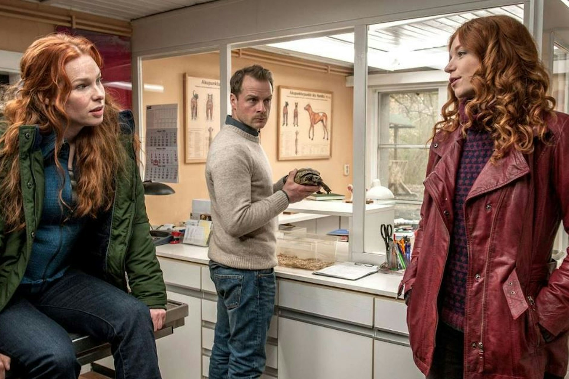 Lona (Henny Reents, l.) ermittelte sechs Jahre lang neben Jule (Marleen Lohse) und Hauke (Hinnerk Schönemann) bei „Nord bei Nordwest“.