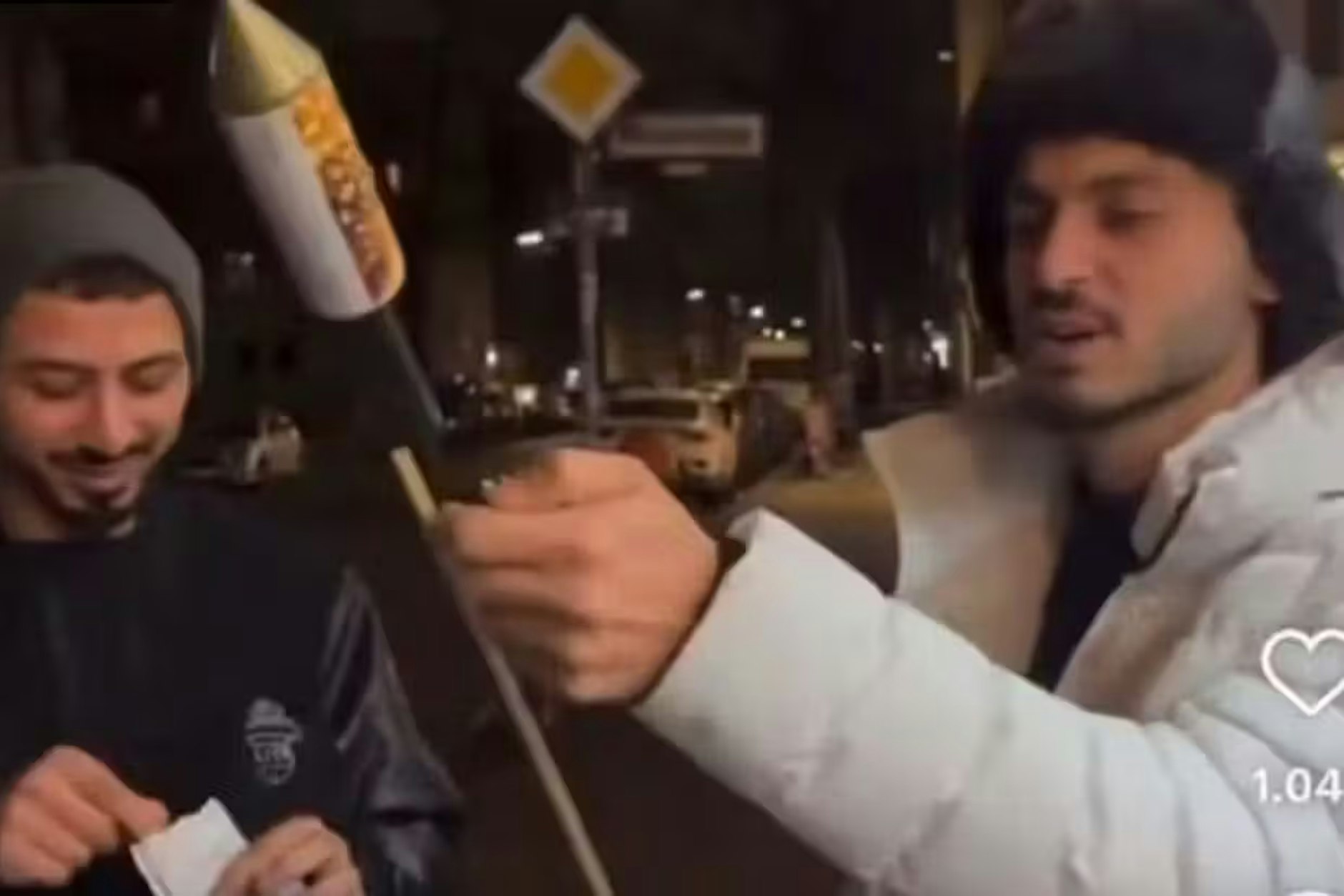 Der Moment, in dem der Böller-Chaot die Rakete anzündet.