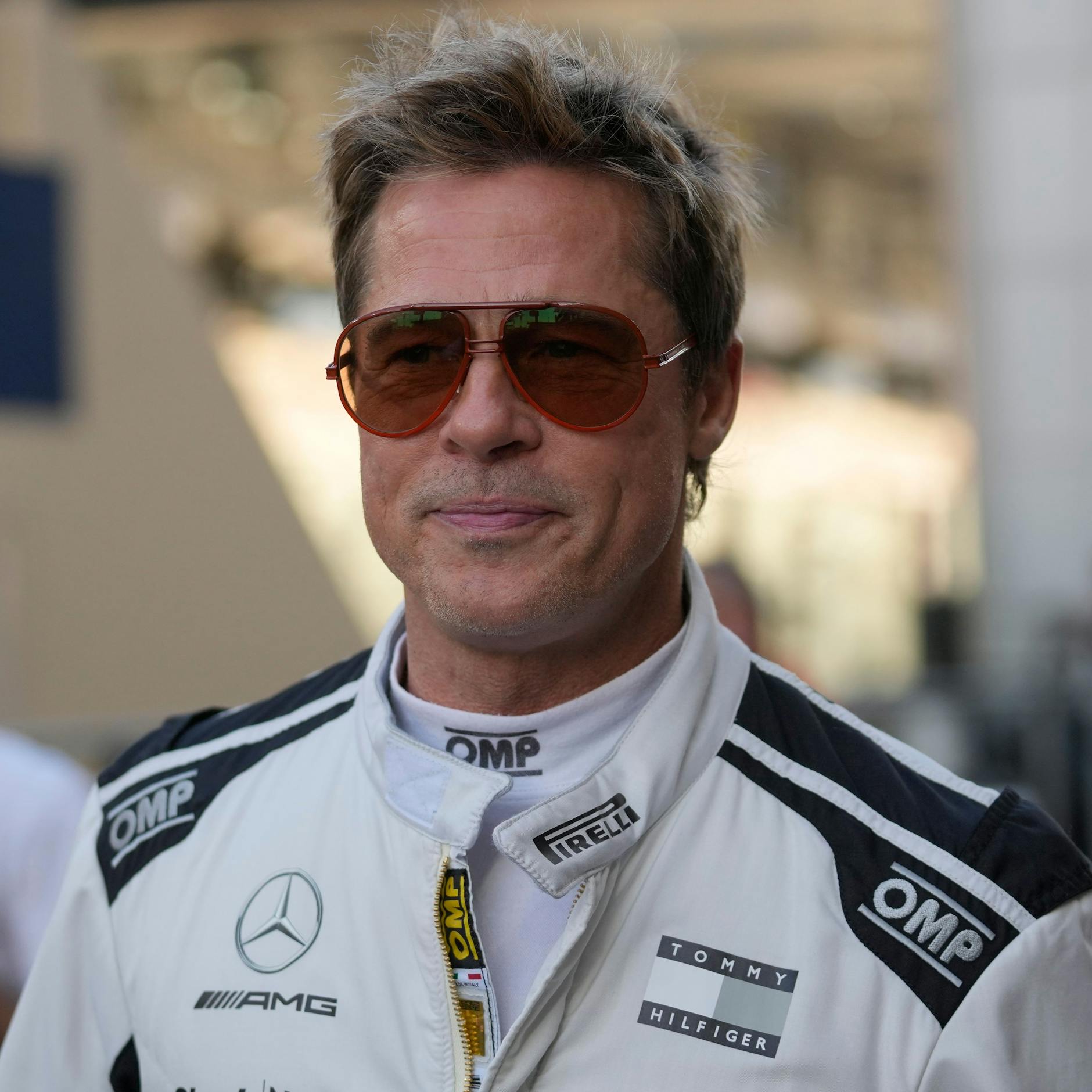 Image - KI-Liebesfallen: Frauen senden Zehntausende Euro an falschen Brad Pitt, Elon Musk