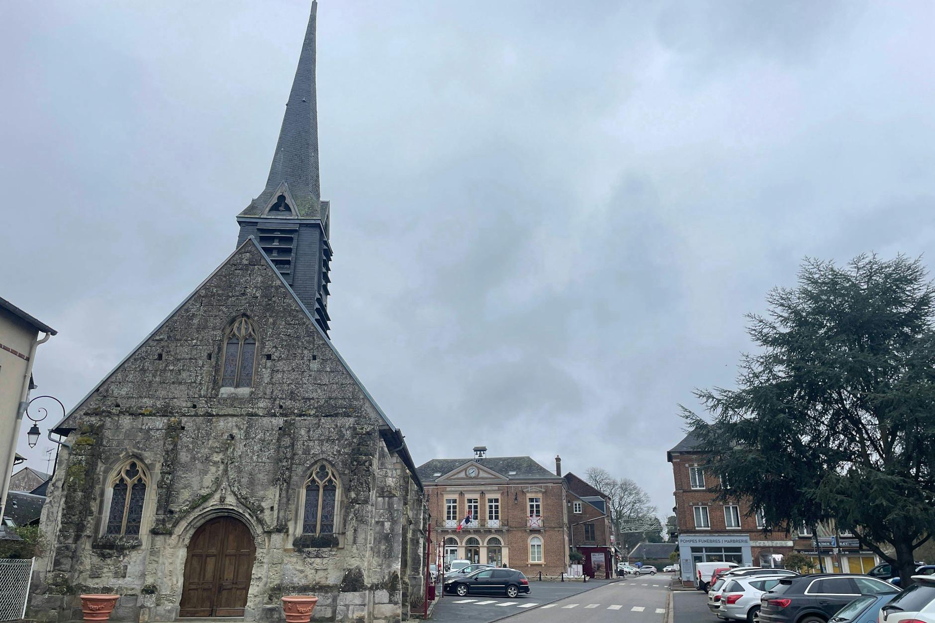 Das Dorf Thiberville in der Normandie, die Gemeinde hat von einem Fremden das fünffache ihres Jahresbudgets geerbt.