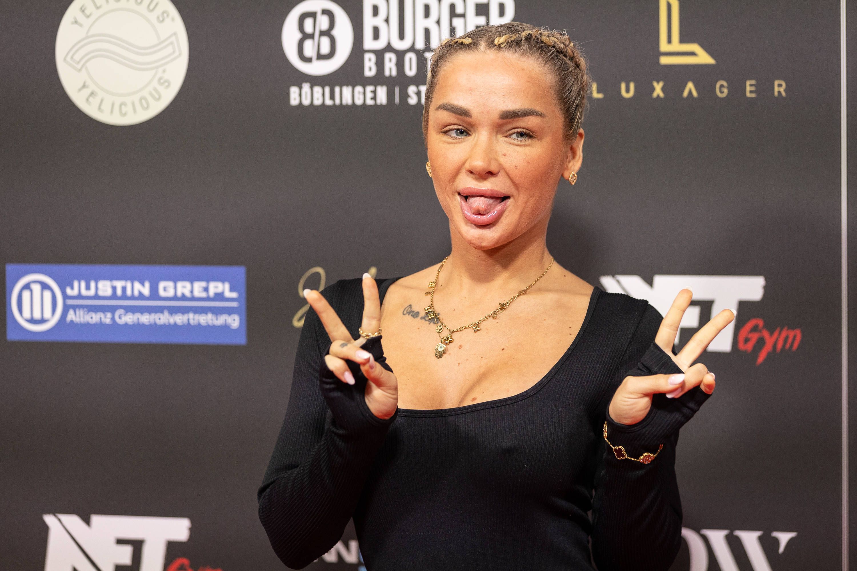 Image - Emmy Russ: NICHT 25! Diese Zeichen deuten auf ihr wahres Alter hin