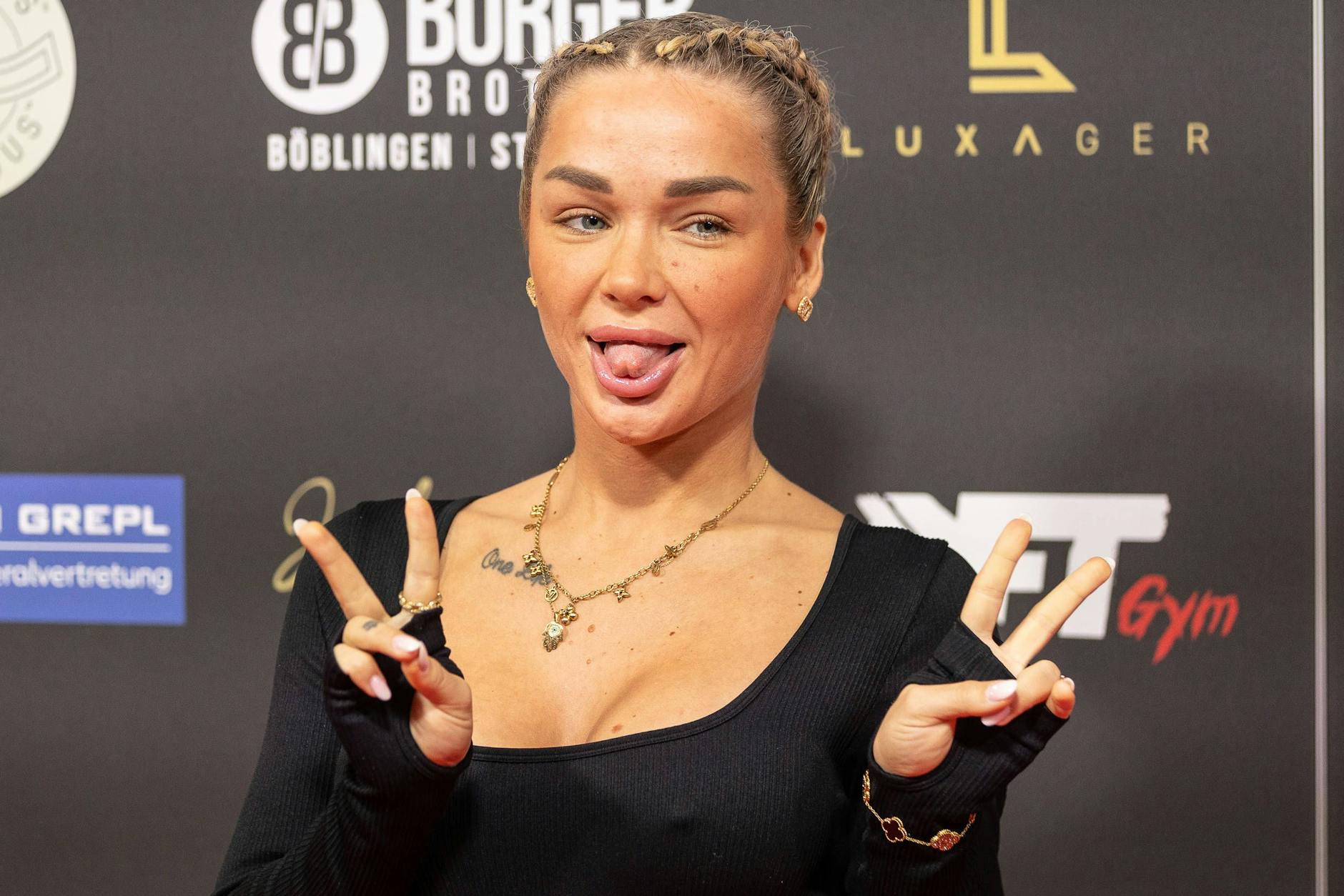 Emmy Russ gibt an, 25 Jahre alt zu sein.