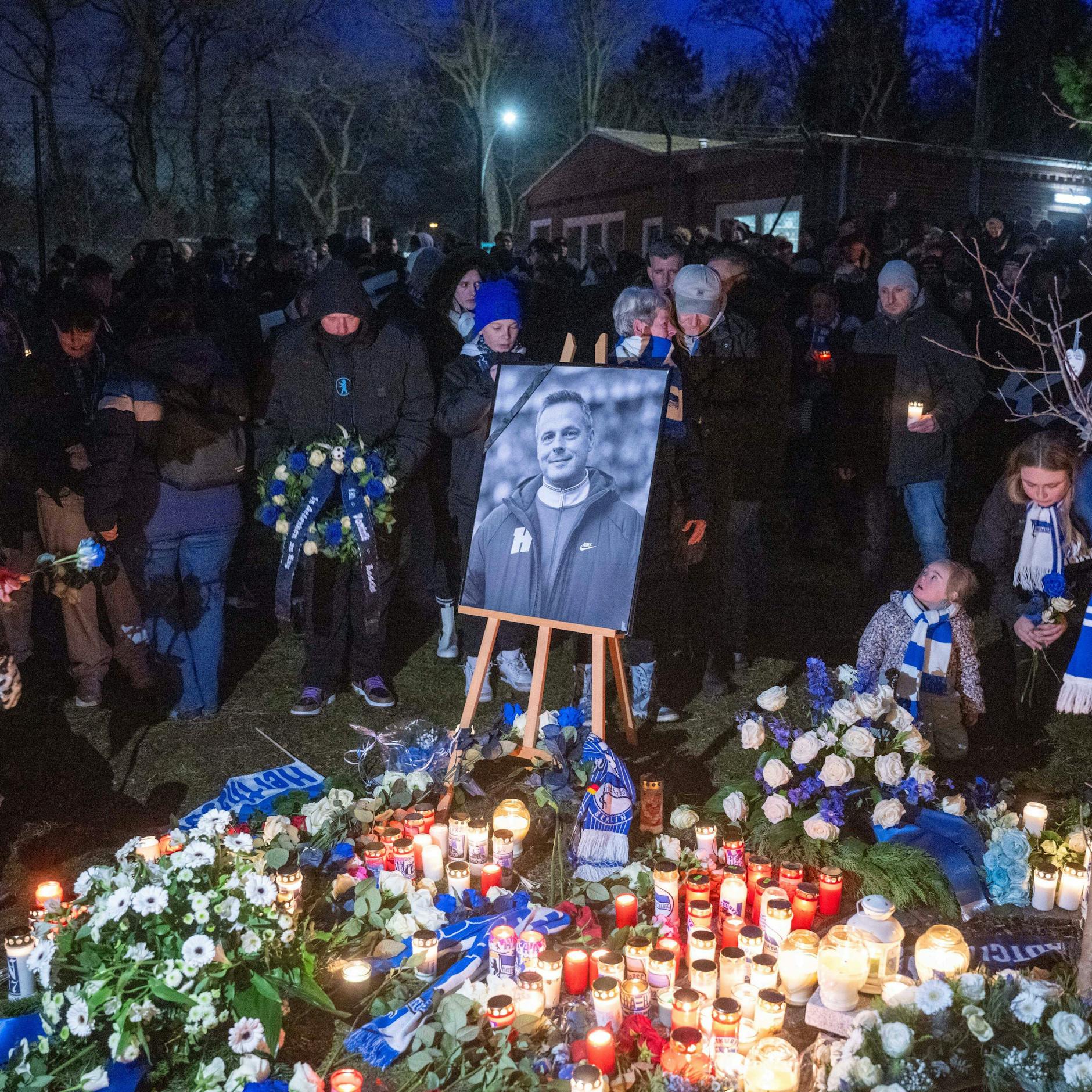 An Bernsteins gepflanzten Baum an der Geschäftsstelle gab es eine Gedenkminute für den toten Präsidenten.