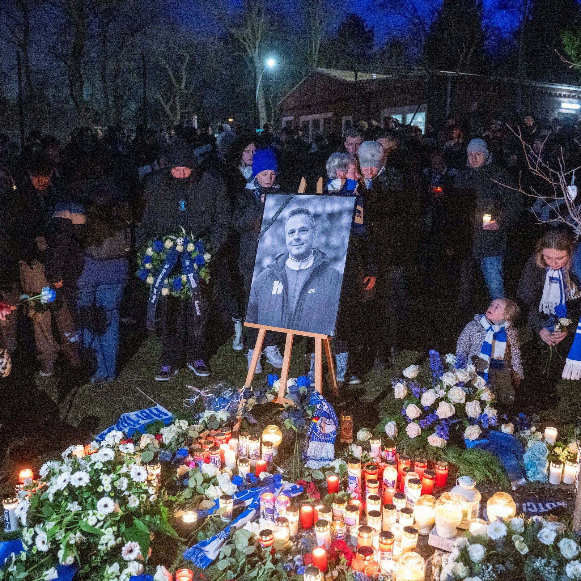 An Bernsteins gepflanzten Baum an der Geschäftsstelle gab es eine Gedenkminute für den toten Präsidenten.