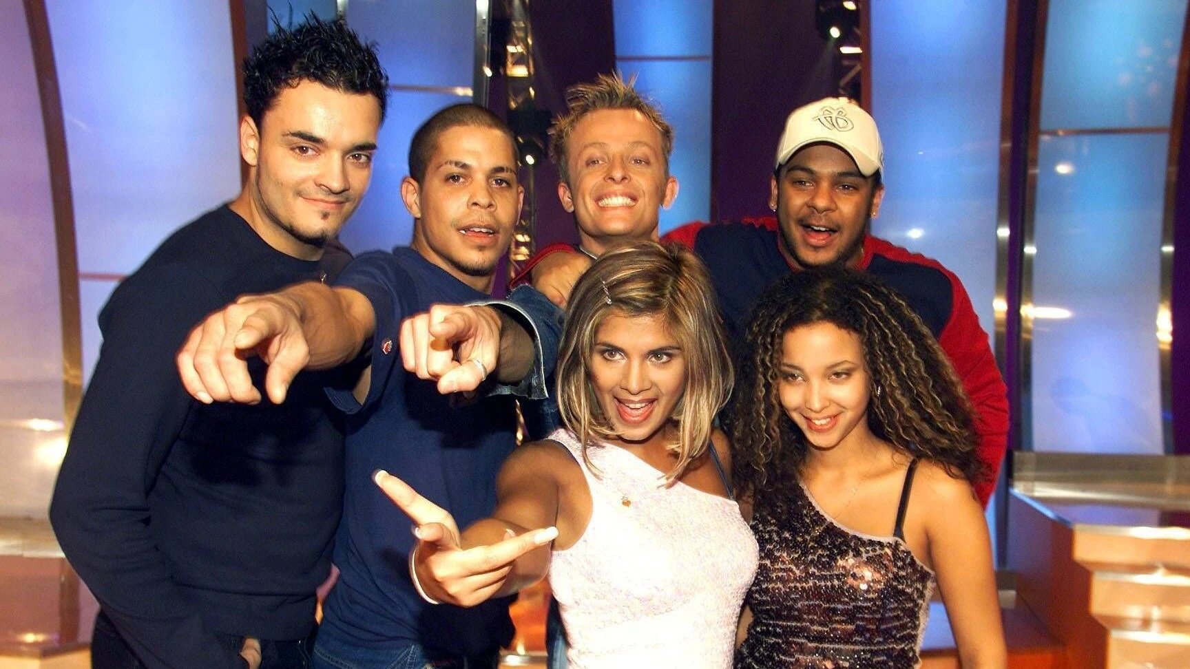 Die Popstars-Band „Bro'Sis“, ursprünglich bestehend aus <a href="https://de.wikipedia.org/wiki/Giovanni_Zarrella">Giovanni Zarrella</a>, Shaham Joyce,&nbsp;<a href="https://de.wikipedia.org/wiki/Ross_Antony">Ross Antony</a>, <a href="https://de.wikipedia.org/wiki/Indira_Weis">Indira Wei</a>&nbsp;<a href="https://de.wikipedia.org/wiki/Hila_Bronstein">Hila Bronstein</a>, <a href="https://de.wikipedia.org/wiki/Shaham_Joyce">Shaham Joyce</a>&nbsp;und&nbsp;<a href="https://de.wikipedia.org/wiki/Faiz_Mangat">Faiz Mangat</a>&nbsp;(v.l.)