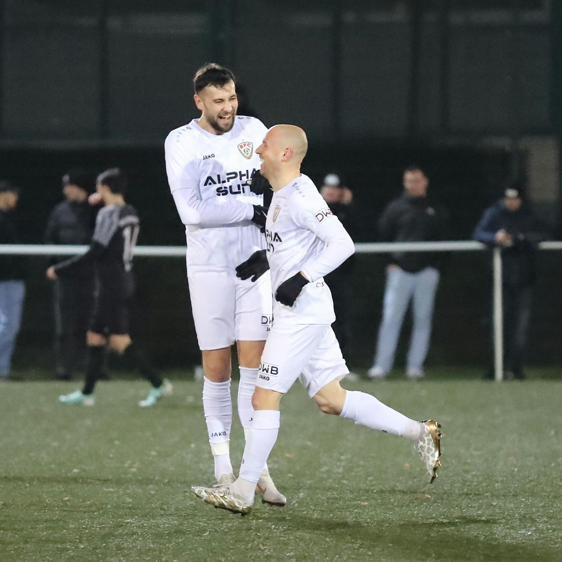 Torschütze Julian Wießmeier jubelt mit Torjäger Rufat Dadashov über seinen Treffer zum 2:2.