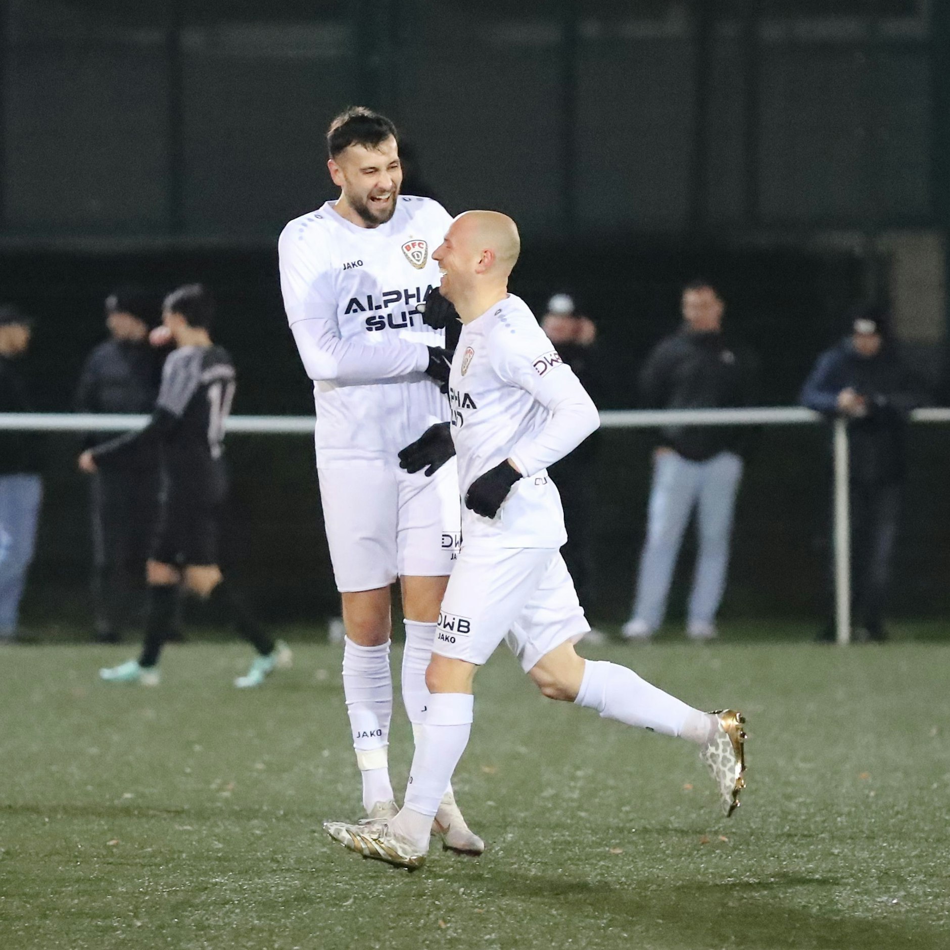 Torschütze Julian Wießmeier jubelt mit Torjäger Rufat Dadashov über seinen Treffer zum 2:2.