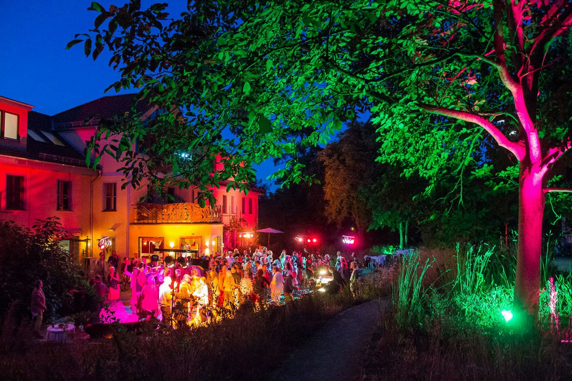 Im Sommer wird im ZEGG natürlich auch draußen das gemeinschaftliche Leben gefeiert.