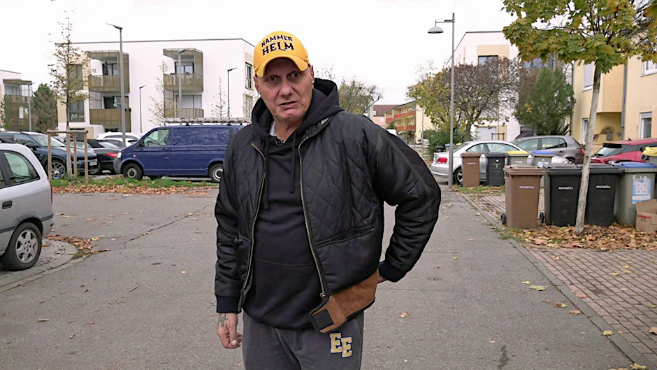 Elvis gehört zu den Bewohnern der Mannheimer Benz-Baracken, in denen „Hartz und herzlich“ spielt, wurde jetzt im Internet wieder für tot erklärt.