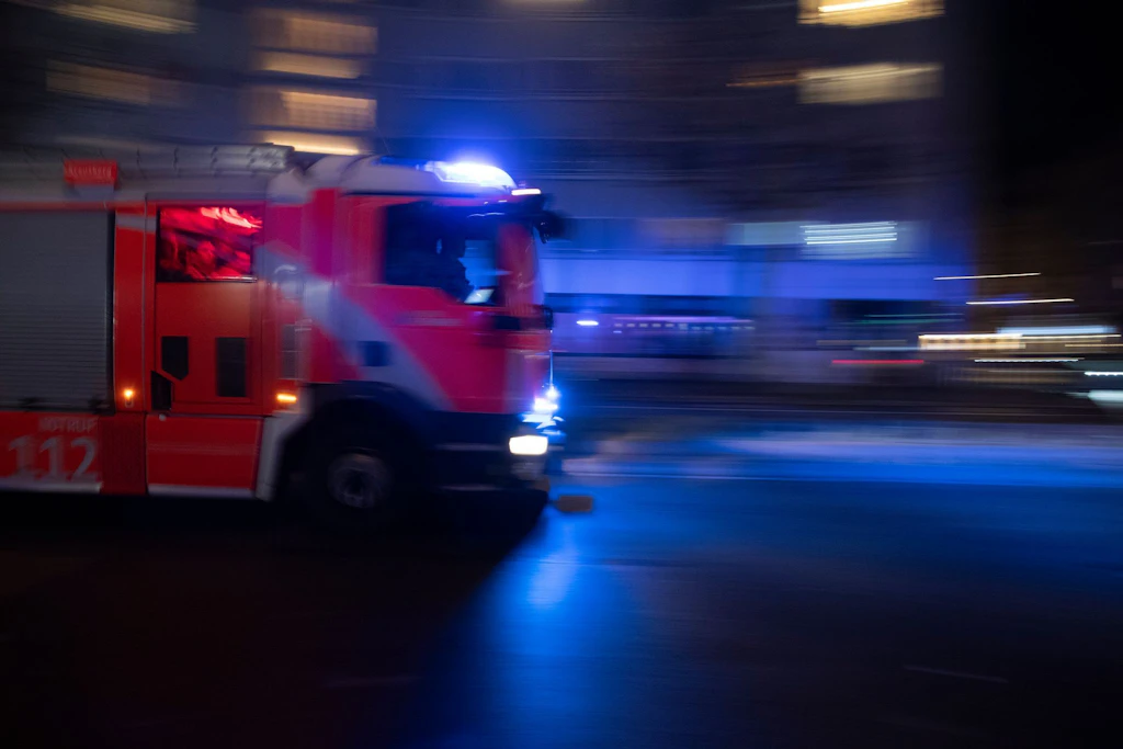 Feuer-Tragödie in Kreuzberg: Toter in abgebranntem Wohnwagen entdeckt