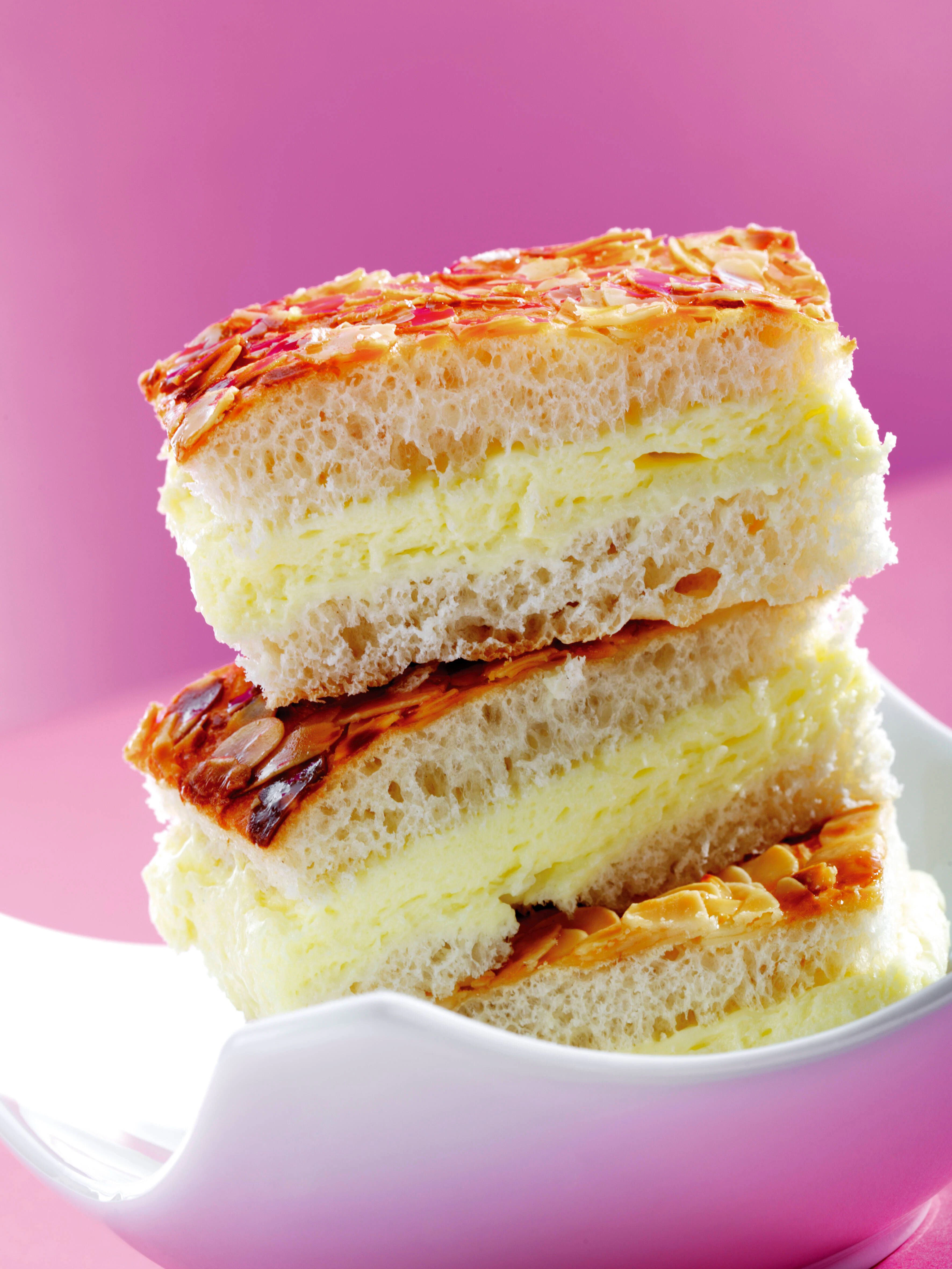 Dresdner Bienenstich besteht aus zwei Teigschichten, dazwischen kommt eine dicke Schicht Vanillepudding. Das Rezept ist perfekt für Naschkatzen!