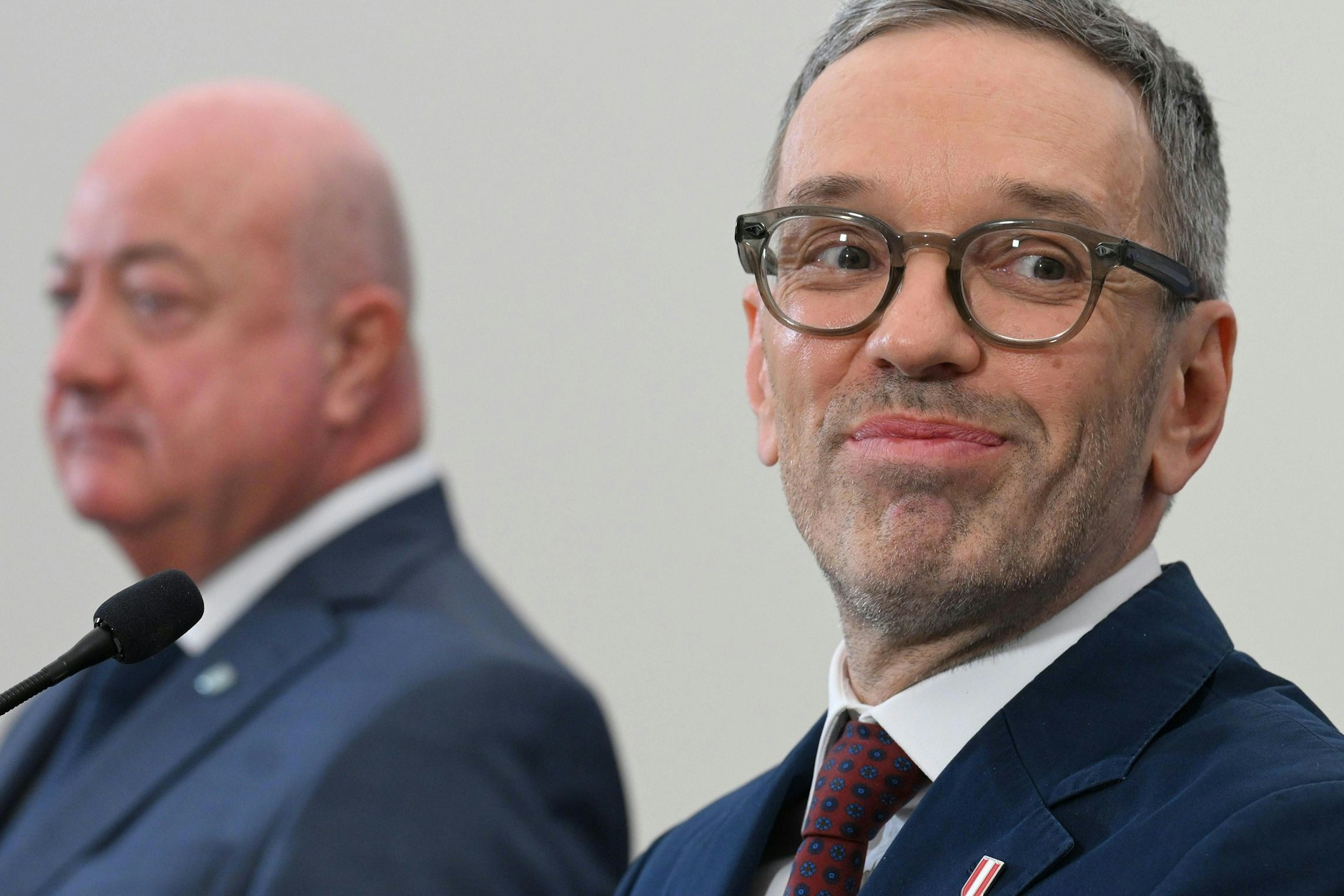 13.01.2025, Österreich, Wien: FPÖ-Chef Herbert Kickl tritt im Auditorium des Parlaments vor die Presse, im Hintergrund links ÖVP-Chef Christian Stocker.