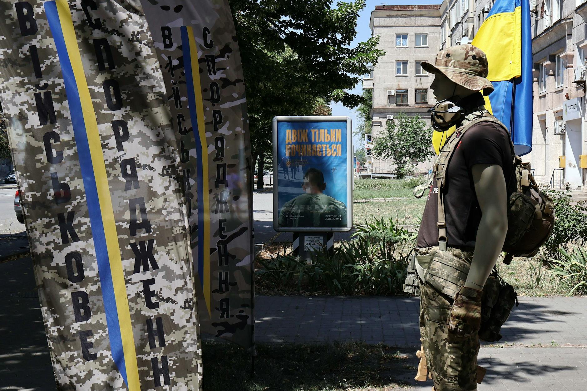 Ein Rekrutierungsplakat für die ukrainischen Streitkräfte im Zentrum von Saporischschja.