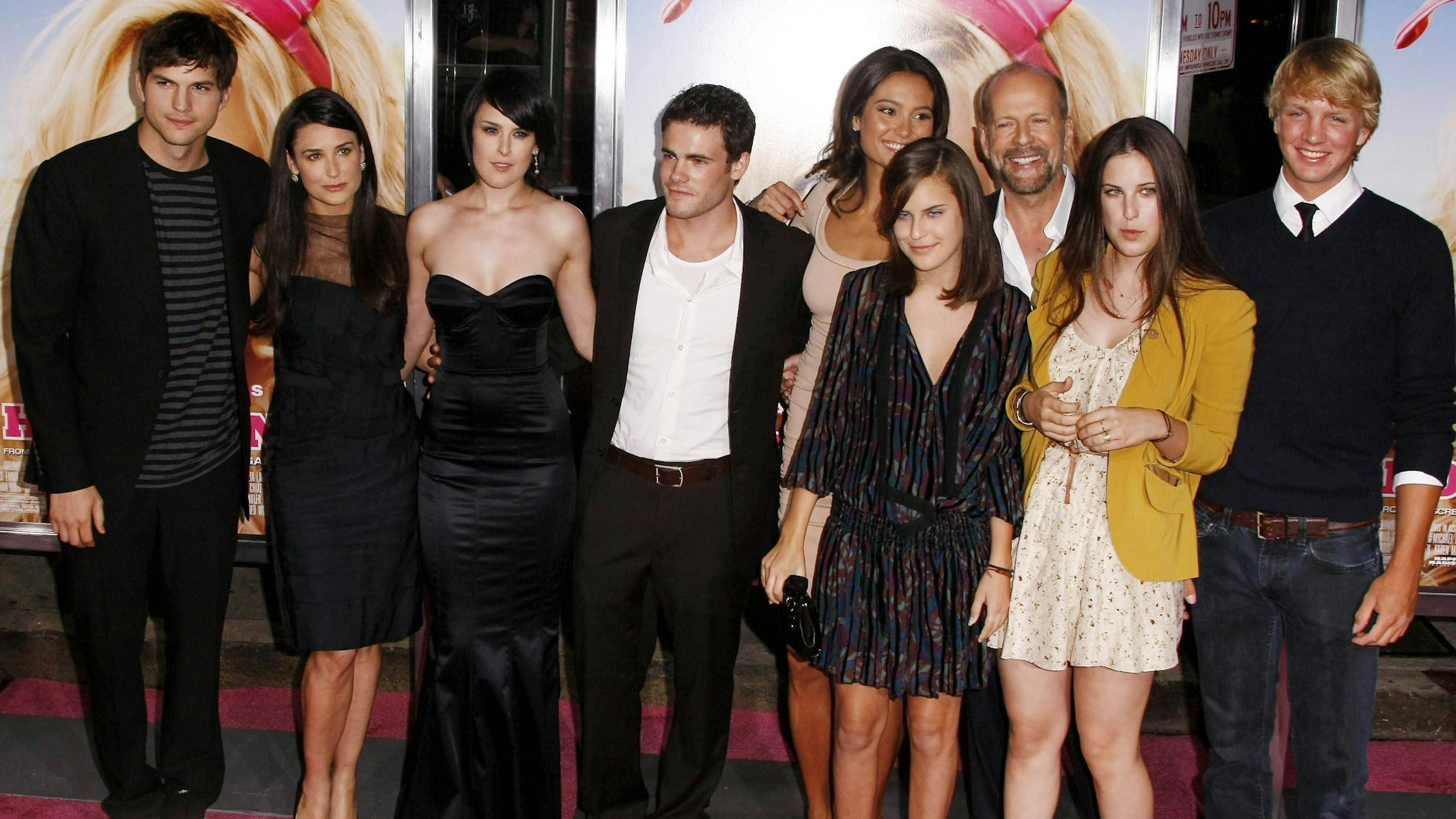 Die Patchwork-Familie Willis: Bruce mit seiner Ehefrau Emma, Ex-Frau Demi Moore (die war damals noch mit Ashton Kutcher zusammen) und den gemeinsamen Töchtern Rumer, Scout und Tallulah <b>mit Partnern.</b>