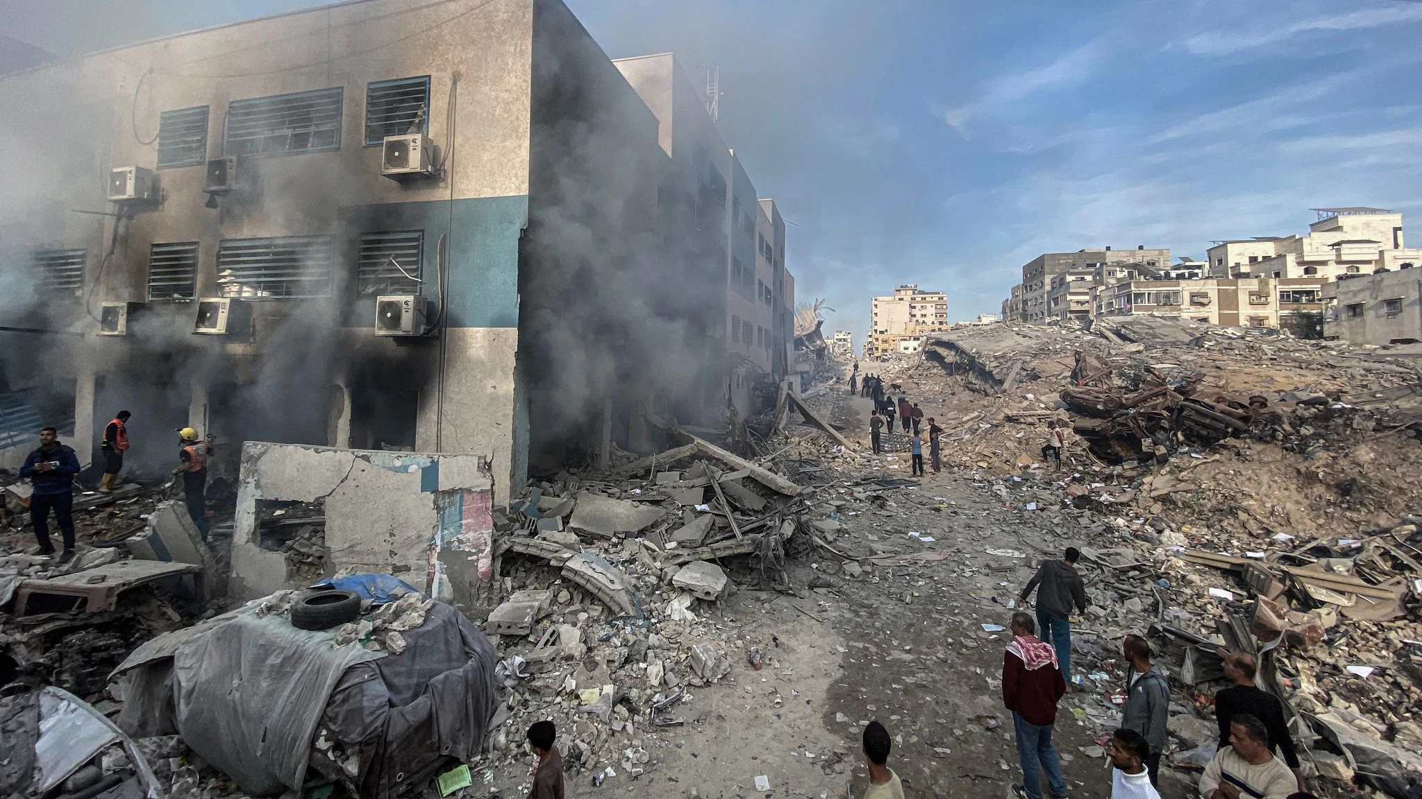 Rauch ist nach einem israelischen Luftangriff im Stadtteil el-Rimal zu sehen. Bei israelischen Angriffen im Gazastreifen sind nach palästinensischen Angaben wieder mehrere Menschen getötet worden. 