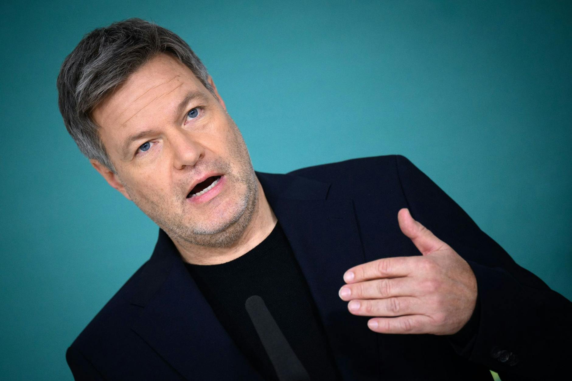 Robert Habeck (Bündnis 90/Die Grünen) legt zu.