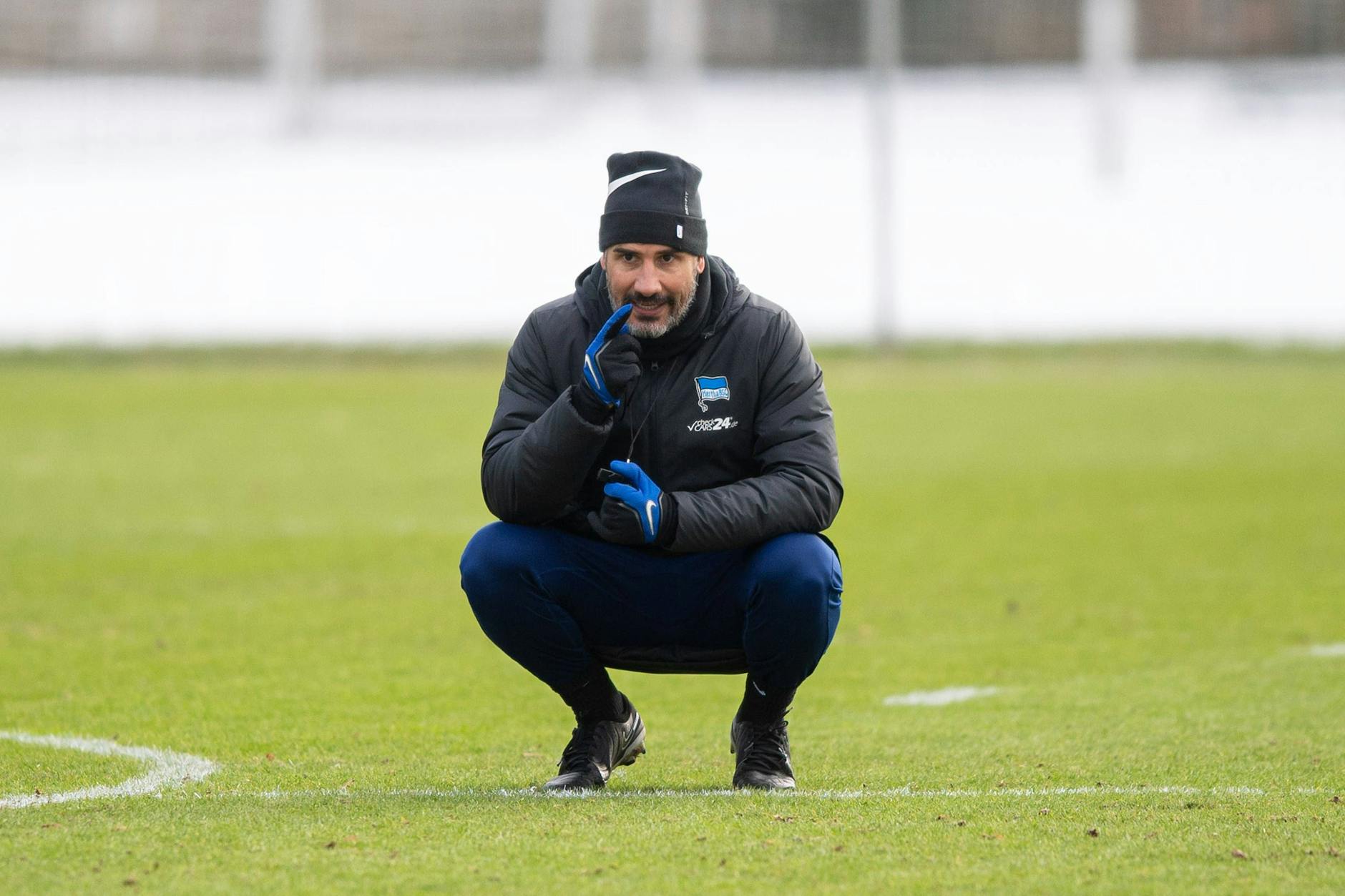 Hertha-Trainer Cristian Fiel hebt den Zeigefinger. Er weiß, dass die Rückrunde besser werden muss als die enttäuschende Hinrunde.