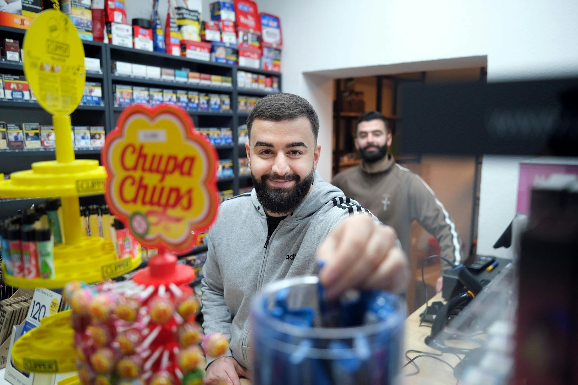 Inhaber Sezgin Şengel mit Bruder Ferhat in ihrem gemeinsamen Spätkauf in Lichtenberg. Seit September sind sie hier.