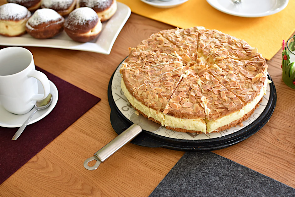 Wenn die Puddingcreme schon leicht aus dem Kuchen quillt, dann ist der Dresdner Bienenstich genau richtig. Das Rezept wird nicht nur Ihren Gaumen, sondern auch Ihr Herz erfreuen!