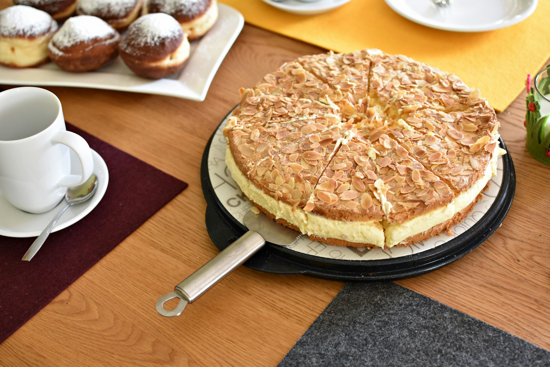 Wenn die Puddingcreme schon leicht aus dem Kuchen quillt, dann ist der Dresdner Bienenstich genau richtig. Das Rezept wird nicht nur Ihren Gaumen, sondern auch Ihr Herz erfreuen!