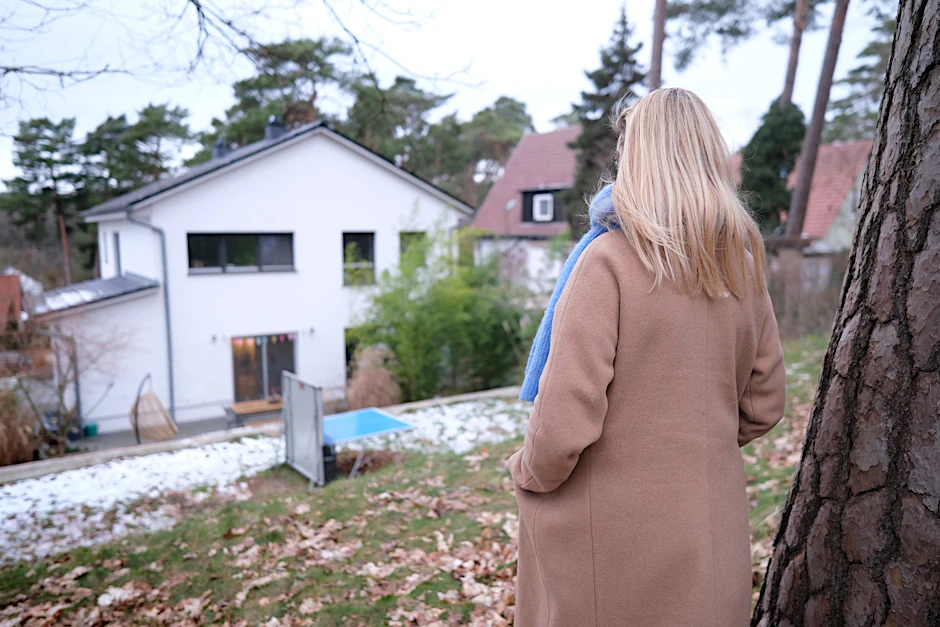 Kristin W. schaut auf das Grundstück, das die Familie 2010 vom Staat erwarb und bebaute – bis sich der Eigentümer meldete. Der Rechtsstreit geht jetzt weiter.