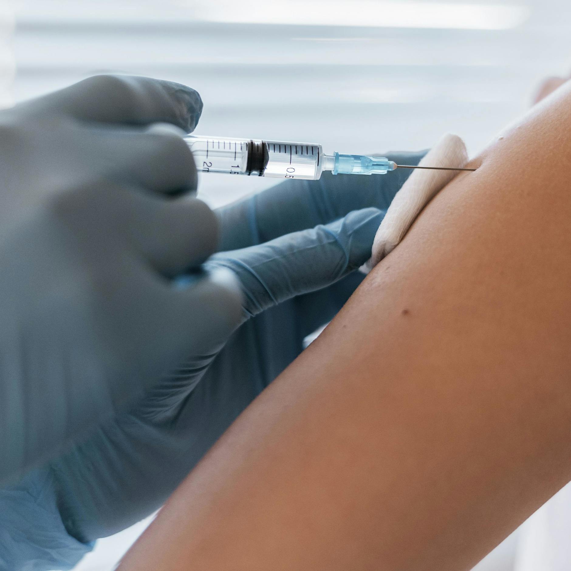 Nach Corona-Impfung: Frau (19) wachsen plötzlich Riesen-Brüste!