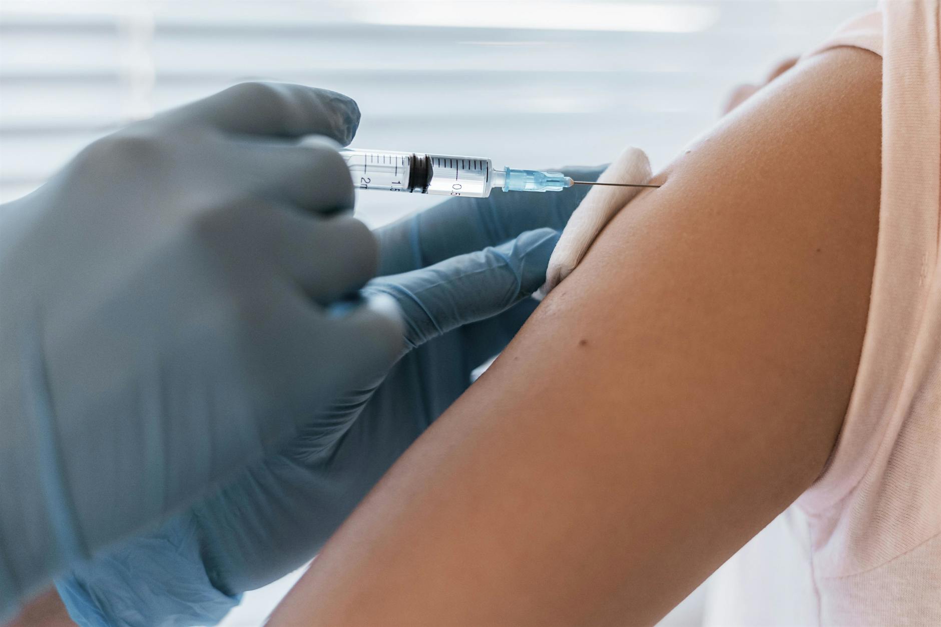 Nach Corona-Impfung: Frau (19) wachsen plötzlich Riesen-Brüste!