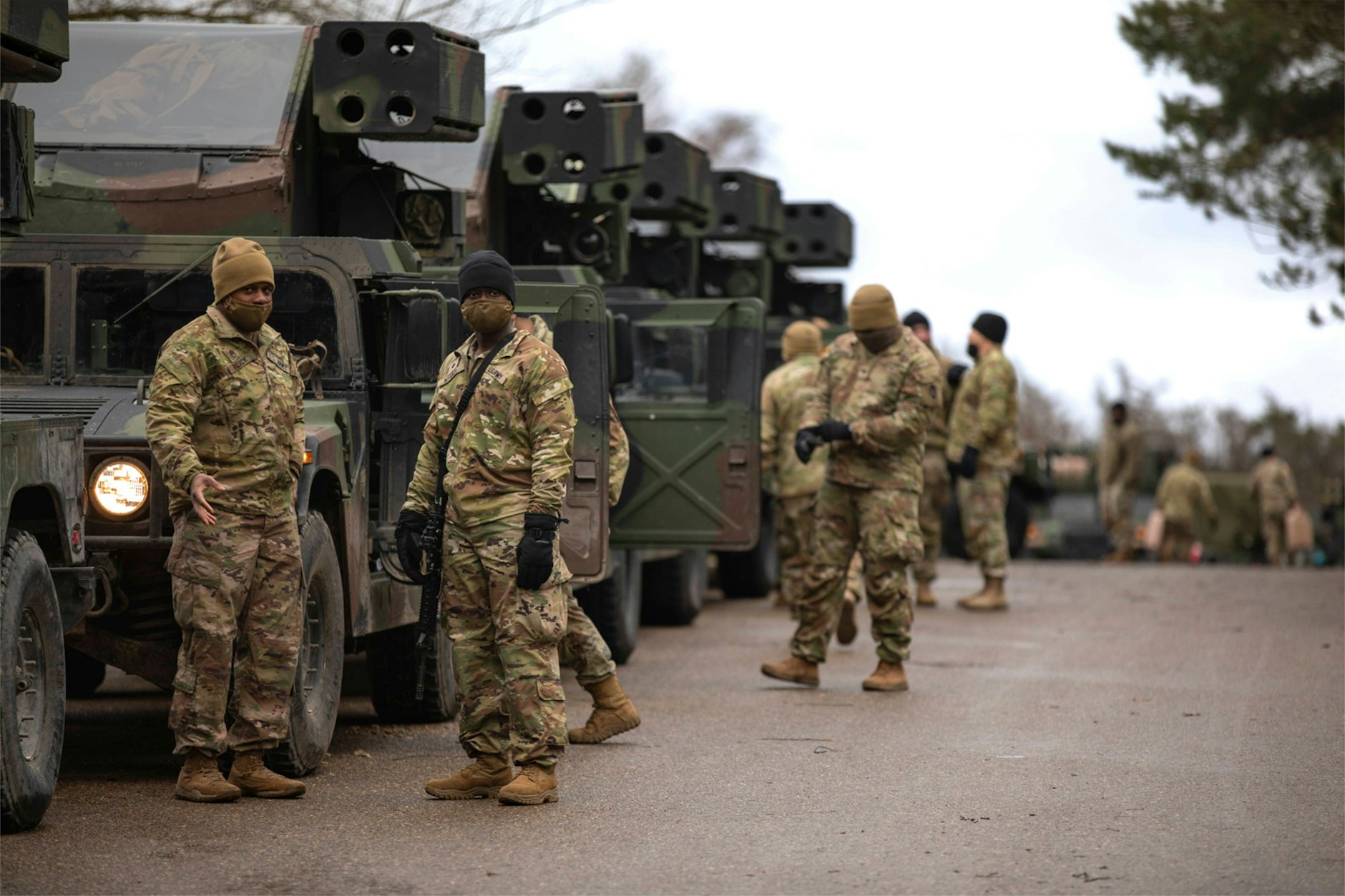 Shipton Barracks (Ansbach) im Jahr 2022: US-Soldaten bereiten ihre Fahrzeuge für einen Konvoi nach Rumänien vor.