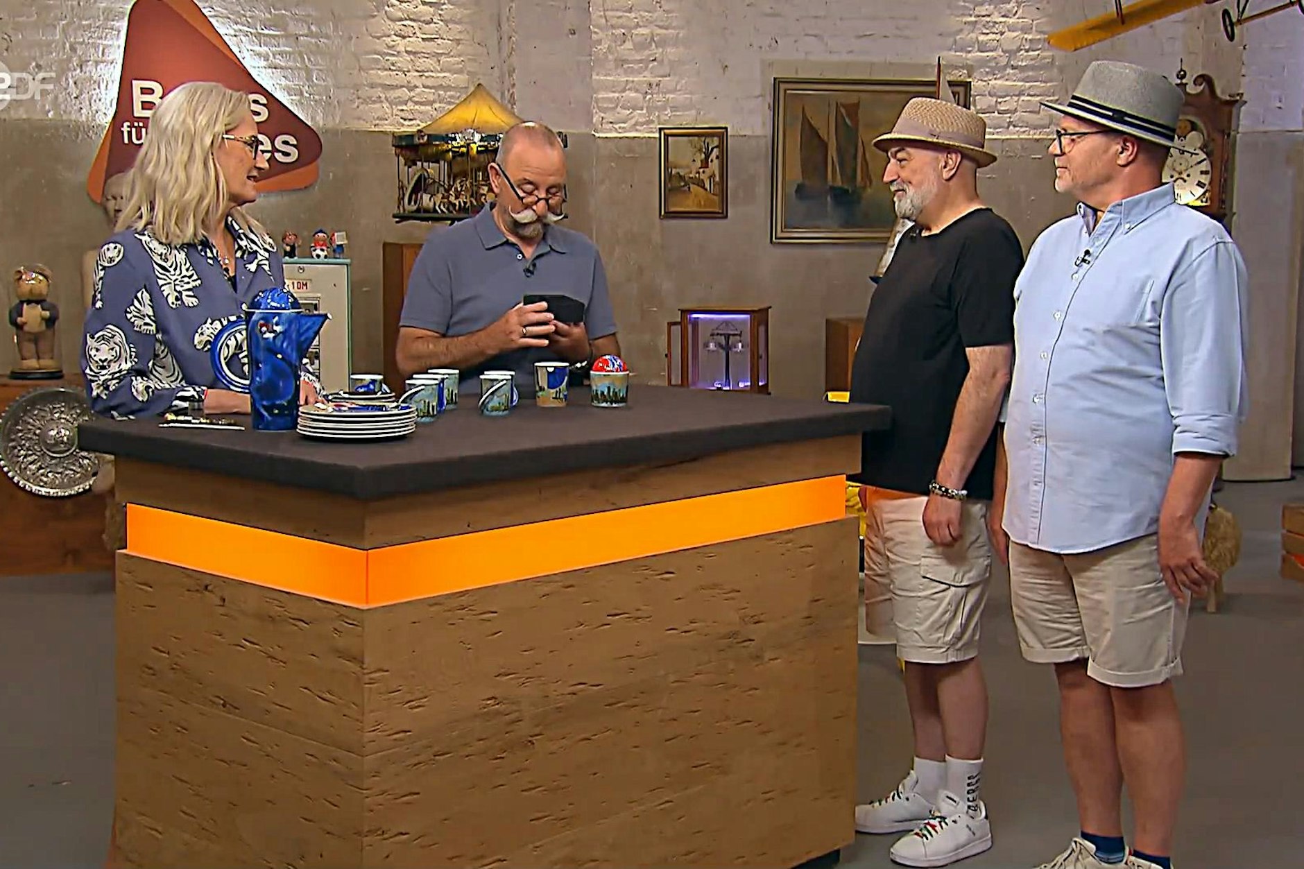 Horst Lichter muss bei der Expertise beichten: Einer der Mitarbeiter von Bares für Rares hat versehentlich ein Teil eines Porzellan-Sets zerstört.