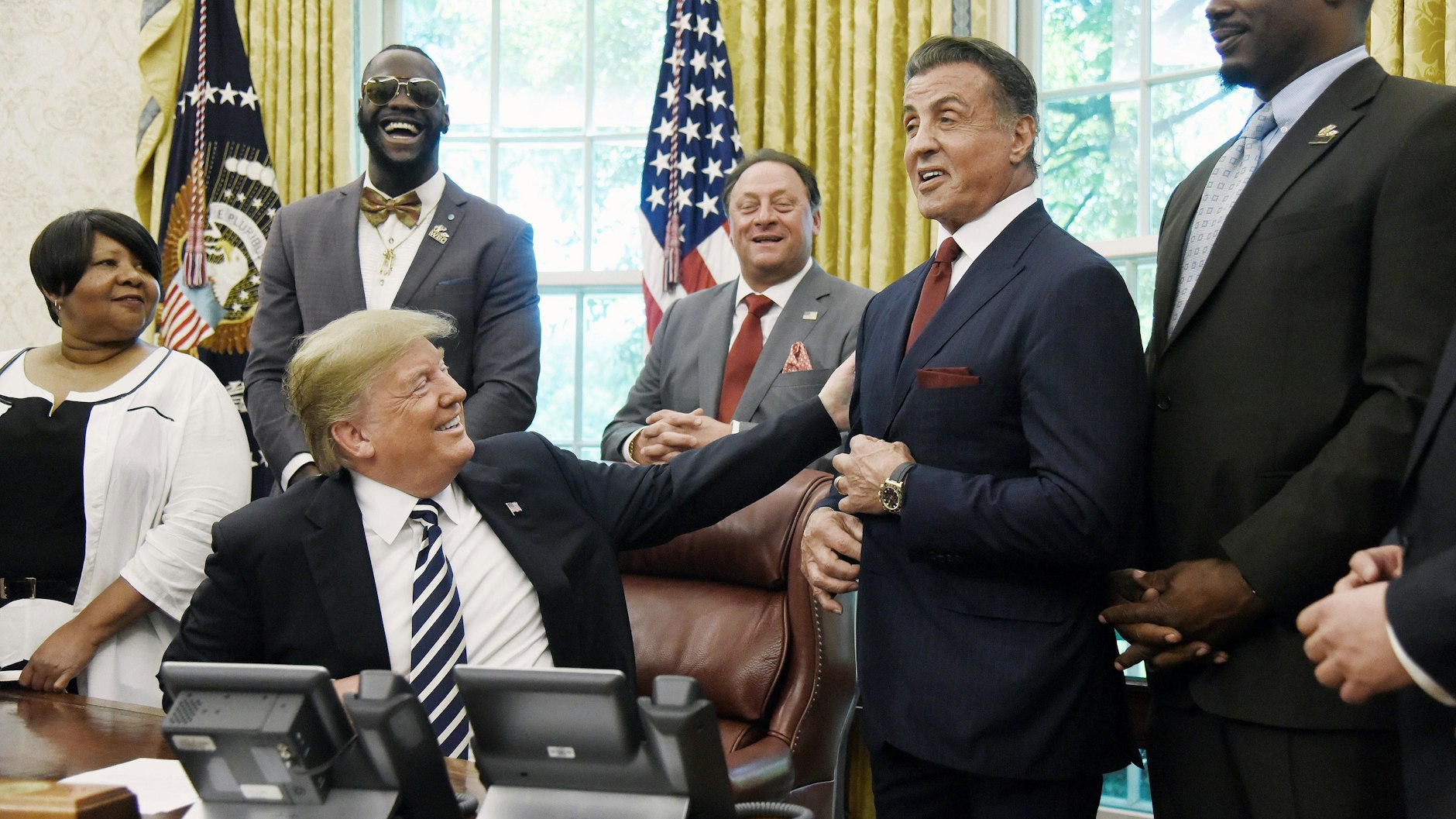 Donald Trump zusammen mit Sylvester Stallone im Oval Office im Weißen Haus.