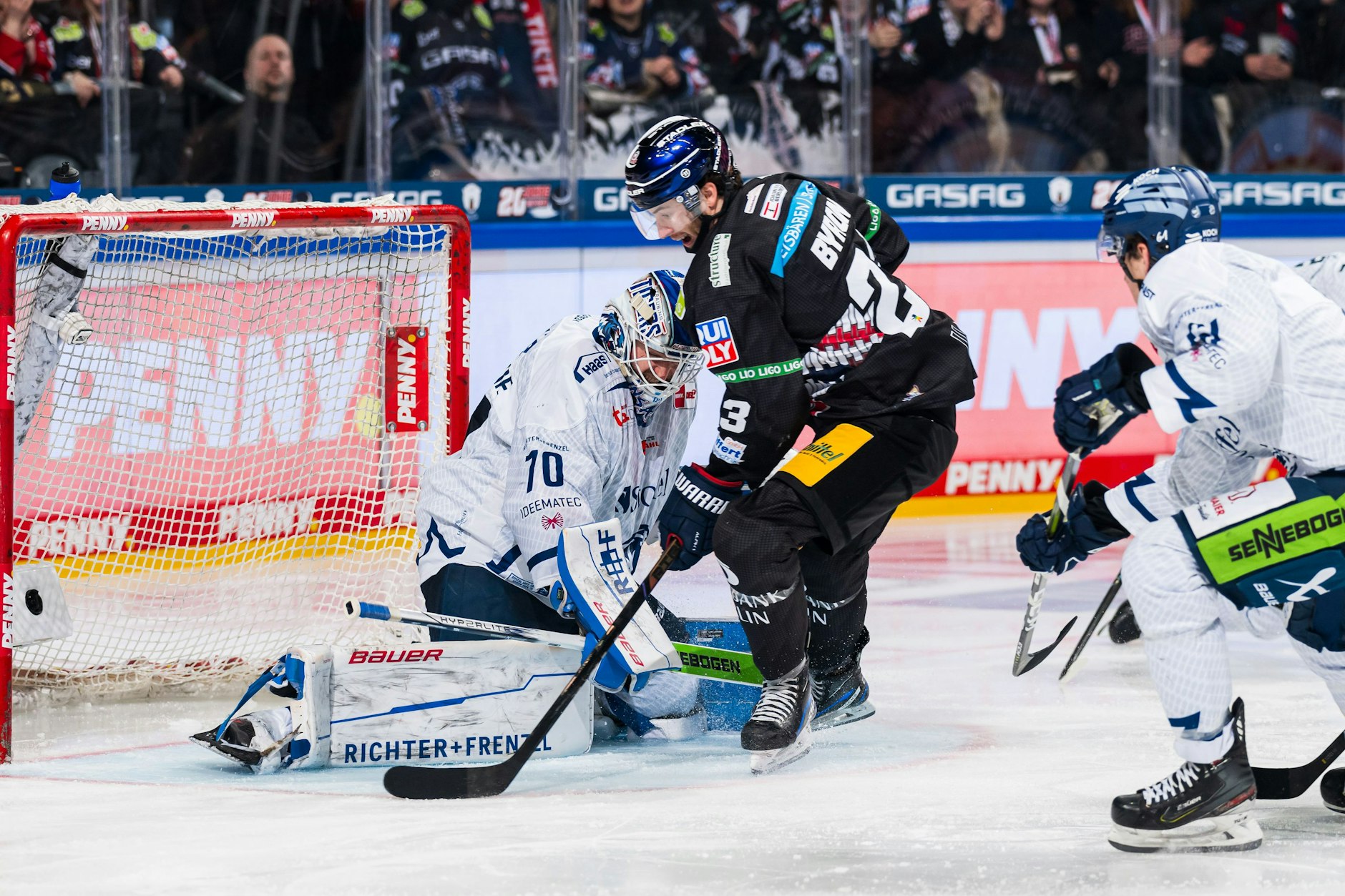 Eisbär Blaine Byron vor dem gegnerischen Tor.