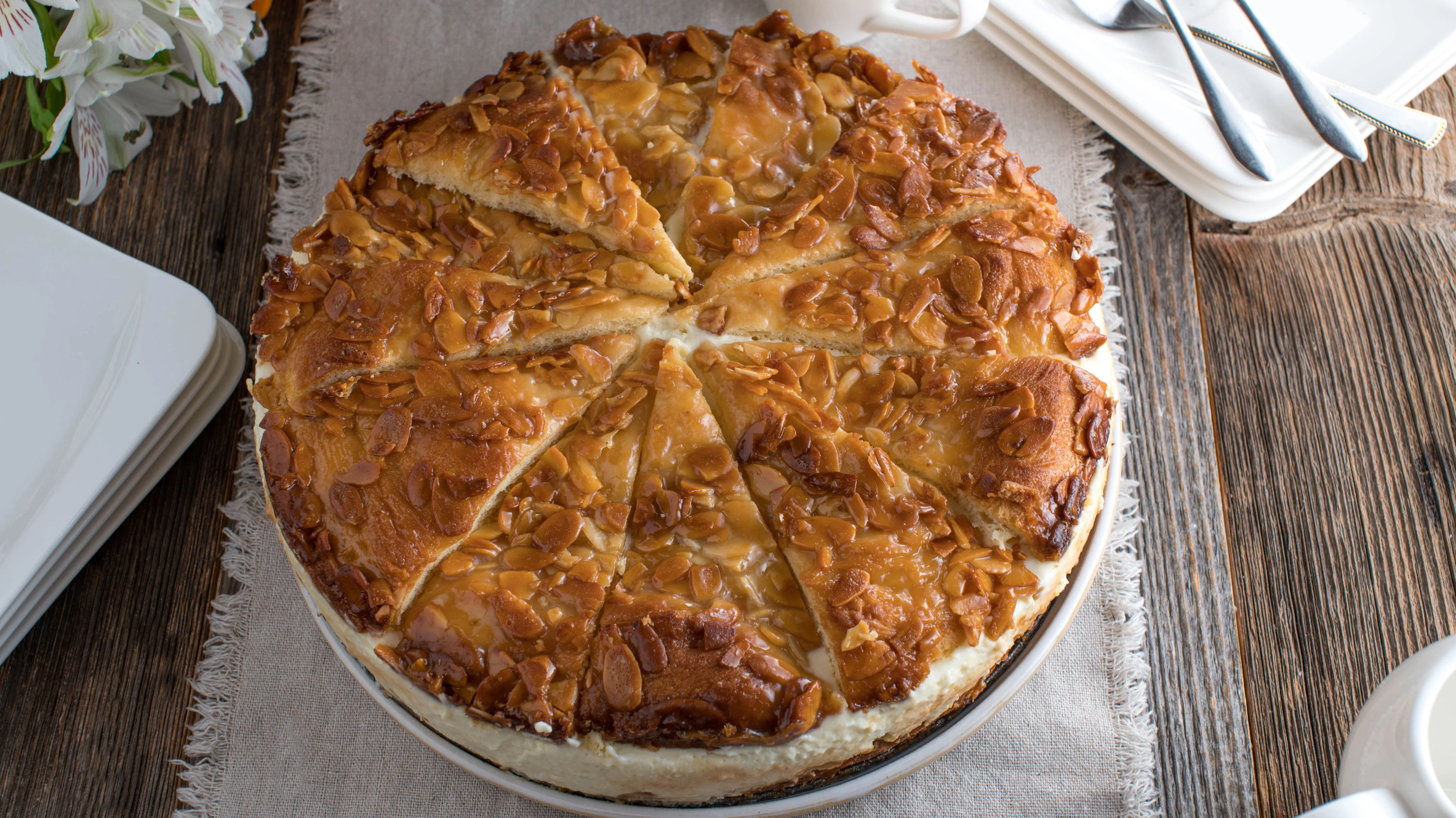 Dresdner Bienenstich ist richtig lecker - und das Rezept ist gar nicht zu schwer zu backen. Naschkatzen finden im Kuchen eine dicke Pudding-Schicht.