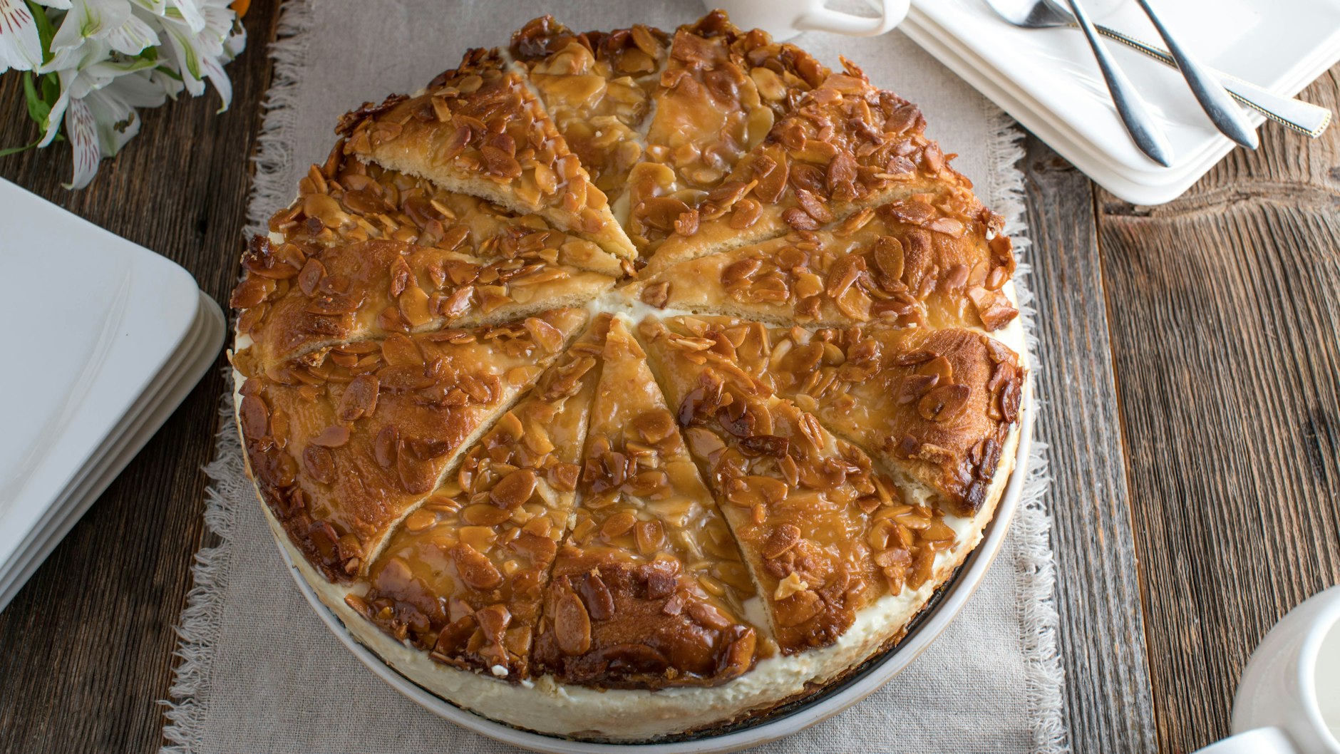 Dresdner Bienenstich ist richtig lecker - und das Rezept ist gar nicht zu schwer zu backen. Naschkatzen finden im Kuchen eine dicke Pudding-Schicht.