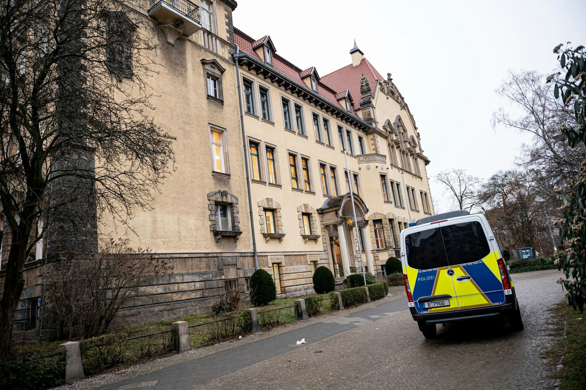 Die Friedrich-Bergius-Schule in Berlin-Friedenau stand tagelang unter Polizeischutz.
