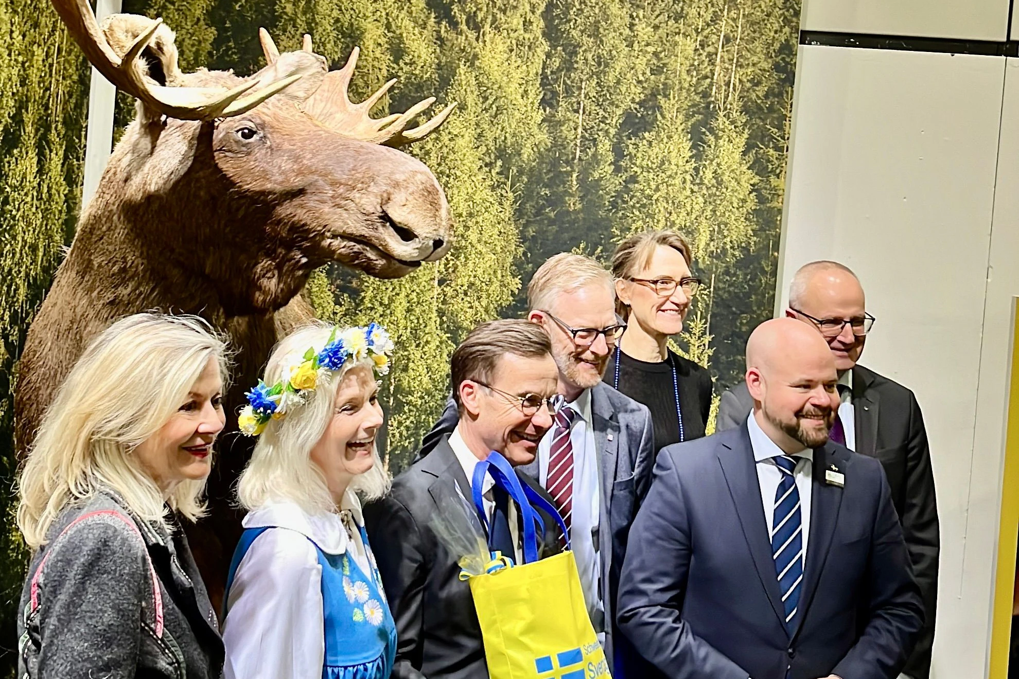 Der schwedische Ministerpräsident Ulf Kristersson stattete der Grünen Woche in Berlin einen Besuch ab: Am Stand von Visit Trollhättan Vänersborg zeigte er sich mit dem imposanten Elch.