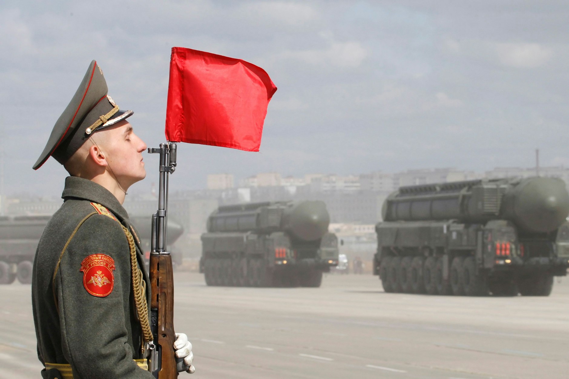 Ein russischer Soldat steht vor dem Vorbeiflug der strategischen Topol-M-Raketen im Dorf Alabino bei Moskau – die Truppen wurden 1994 aus Deutschland abgezogen.