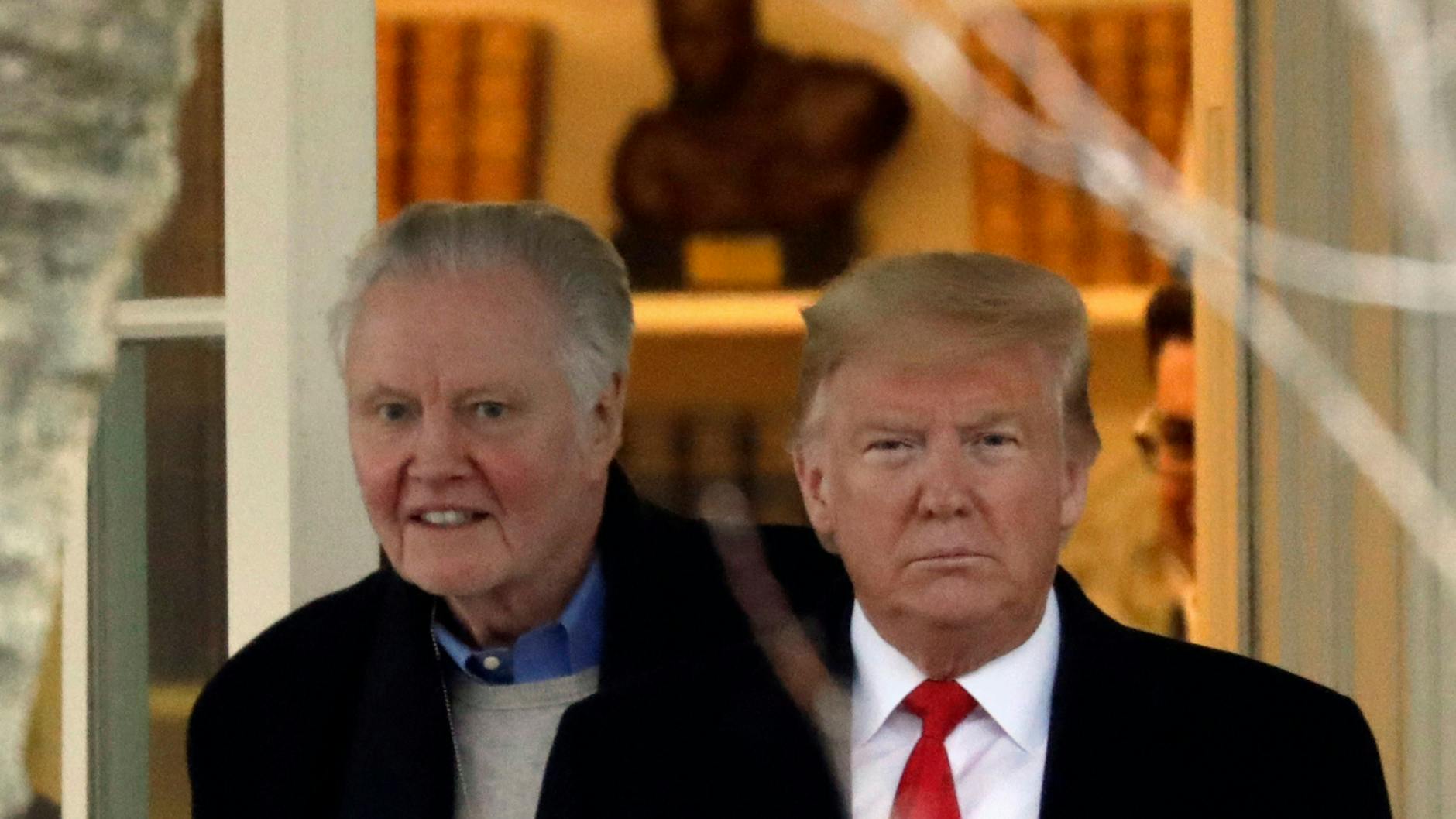 Donald Trump kommt zusammen mit John Voigt (Vater von Angelina Jolie) aus dem Weißen Haus in Washington D.C.