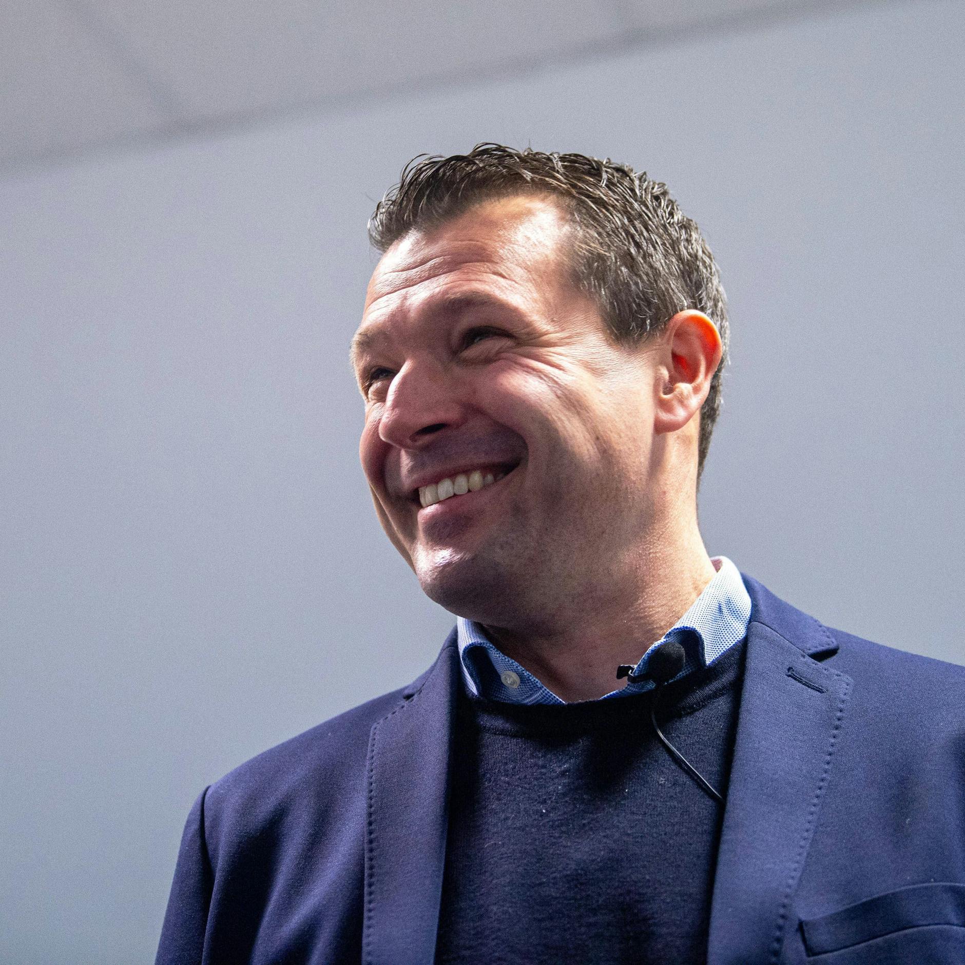 Herthas Sportdirektor Benjamin Weber hat Grund zur guten Laune. Es gibt Geld für Stürmer Wilfried Kanga.