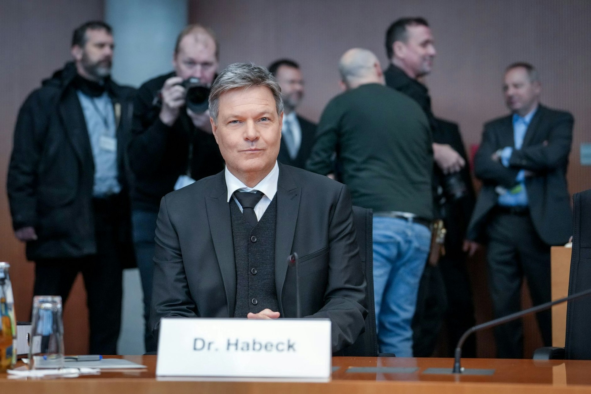 Die Union, die FDP und Kernkraftexperten fragen sich im Untersuchungsausschuss alle die Frage: Wieso lächelt Robert Habeck?