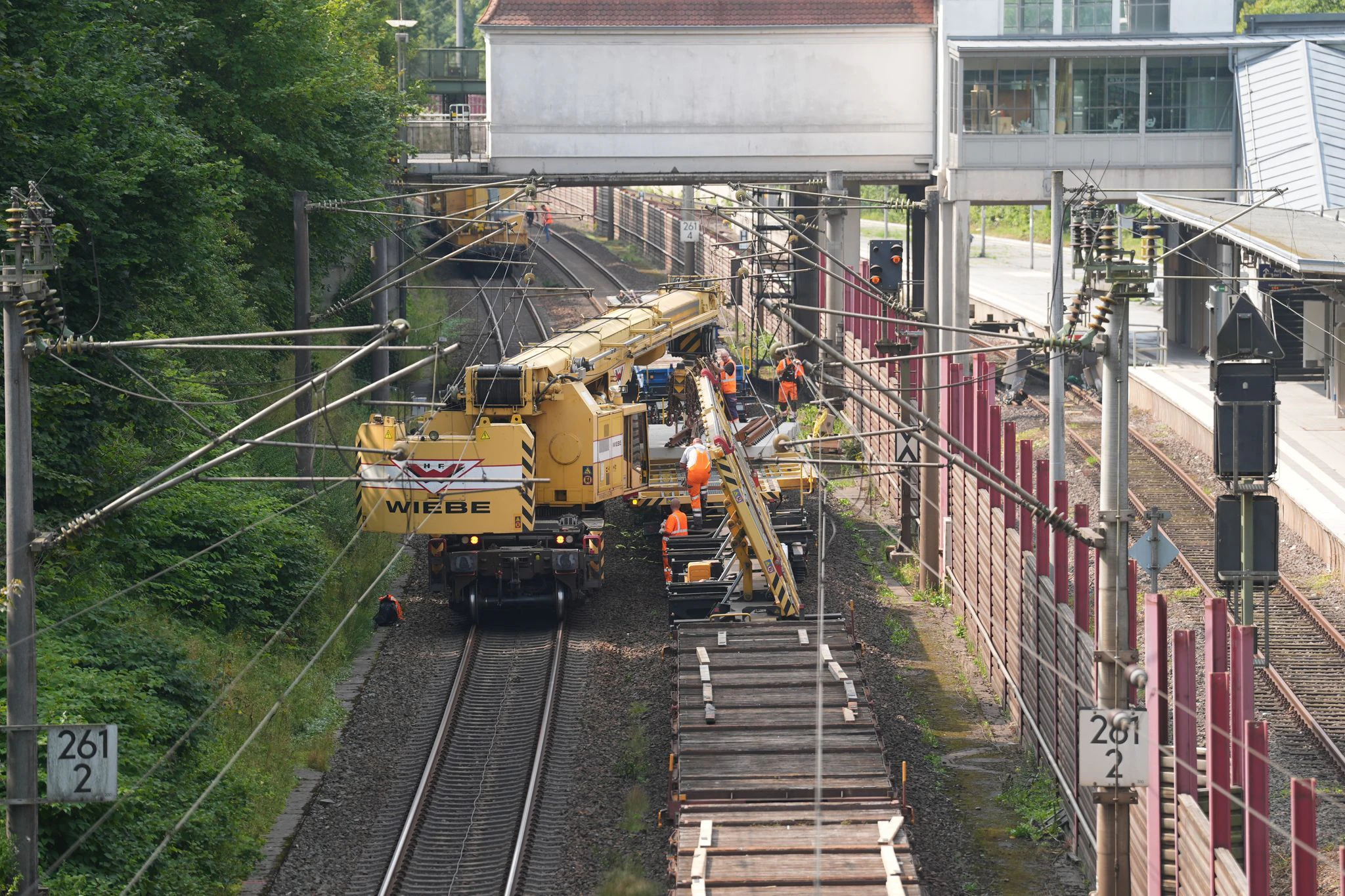 Bauarbeiter arbeiten an den Gleisen auf der Bahnstrecke zwischen Hamburg und Berlin. 