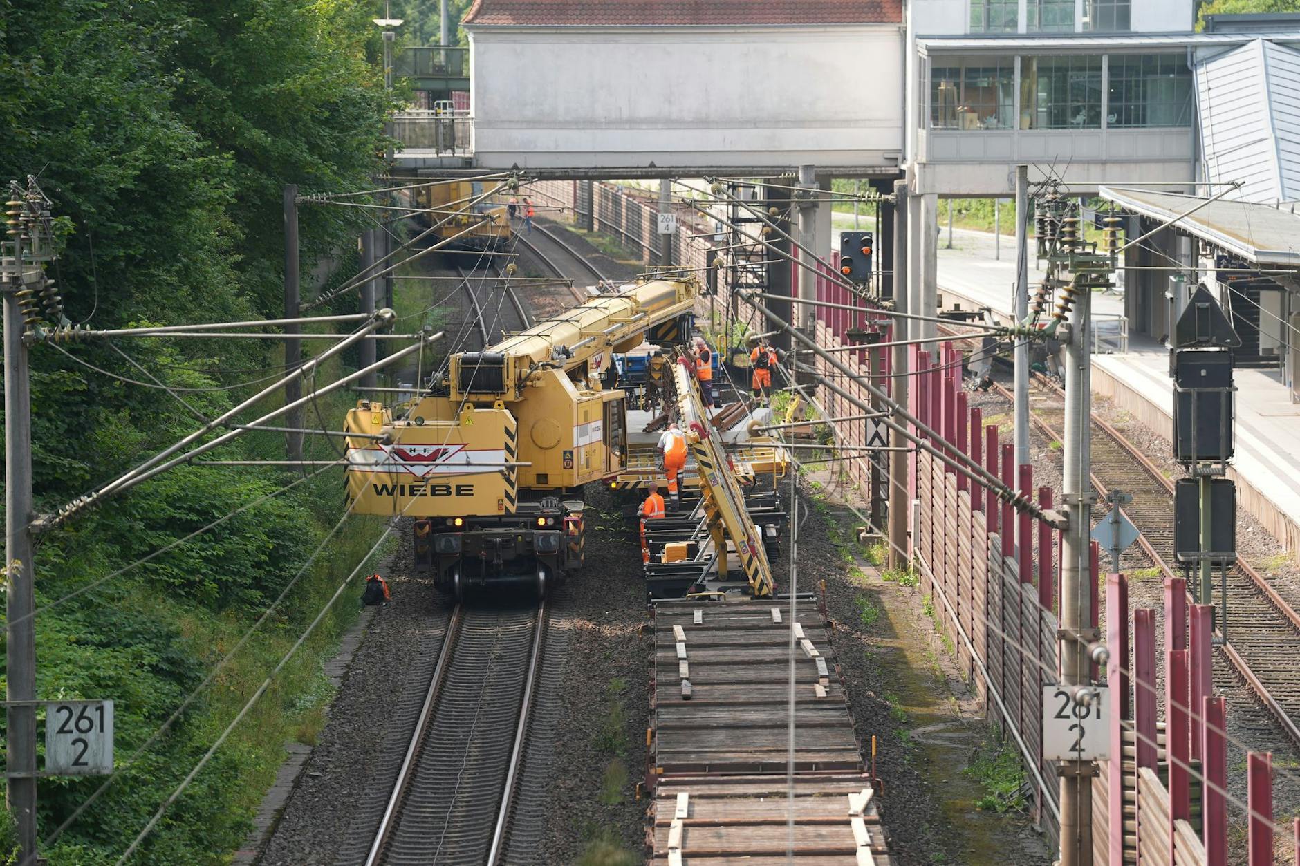 Bauarbeiter arbeiten an den Gleisen auf der Bahnstrecke zwischen Hamburg und Berlin.
