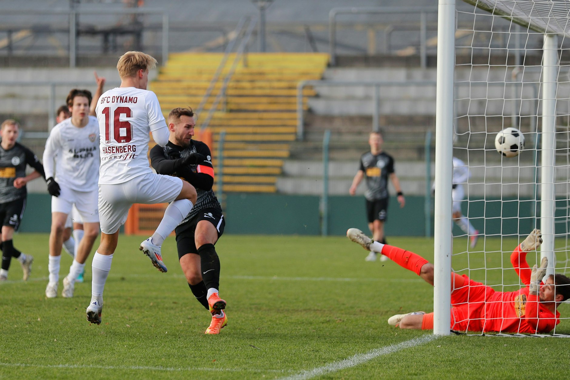 Jules Hasenberg (Nr. 16) erzielt das Ehrentor des BFC Dynamo bei der Niederlage gegen Lichtenberg 47.