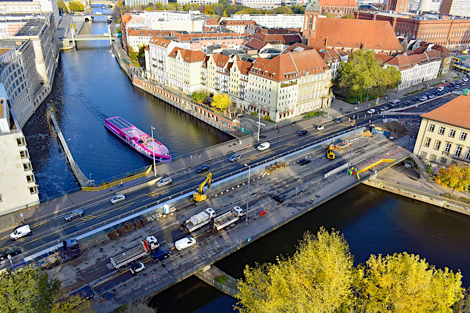 Die Mühlendammbrücke in Berlin während der Umbauarbeiten: Eine wichtige Wasserstraße bleibt vorübergehend gesperrt. (Archivfoto)