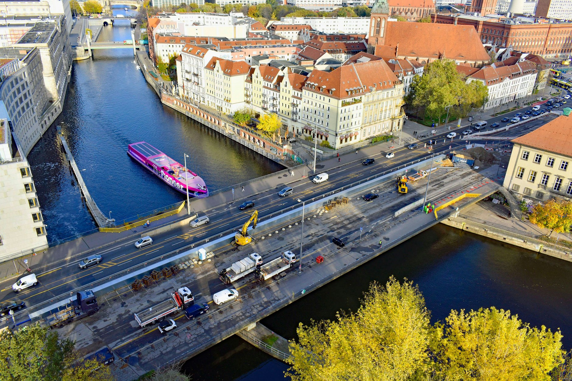 Die Mühlendammbrücke in Berlin während der Umbauarbeiten: Eine wichtige Wasserstraße bleibt vorübergehend gesperrt. (Archivfoto)