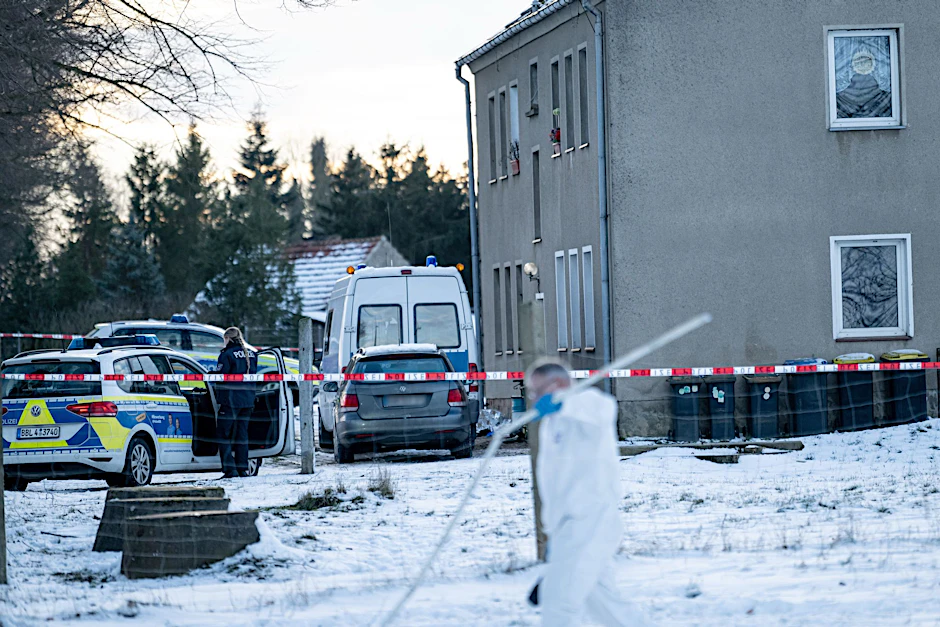 Einsatzkräfte stehen vor einem Haus. Bei einer Attacke mit einer Stichwaffe in einem Mehrfamilienhaus in Casekow in Brandenburg sind ein Mann und eine Frau getötet worden. Ein weiterer Mann und eine weitere Frau wurden schwer verletzt.
