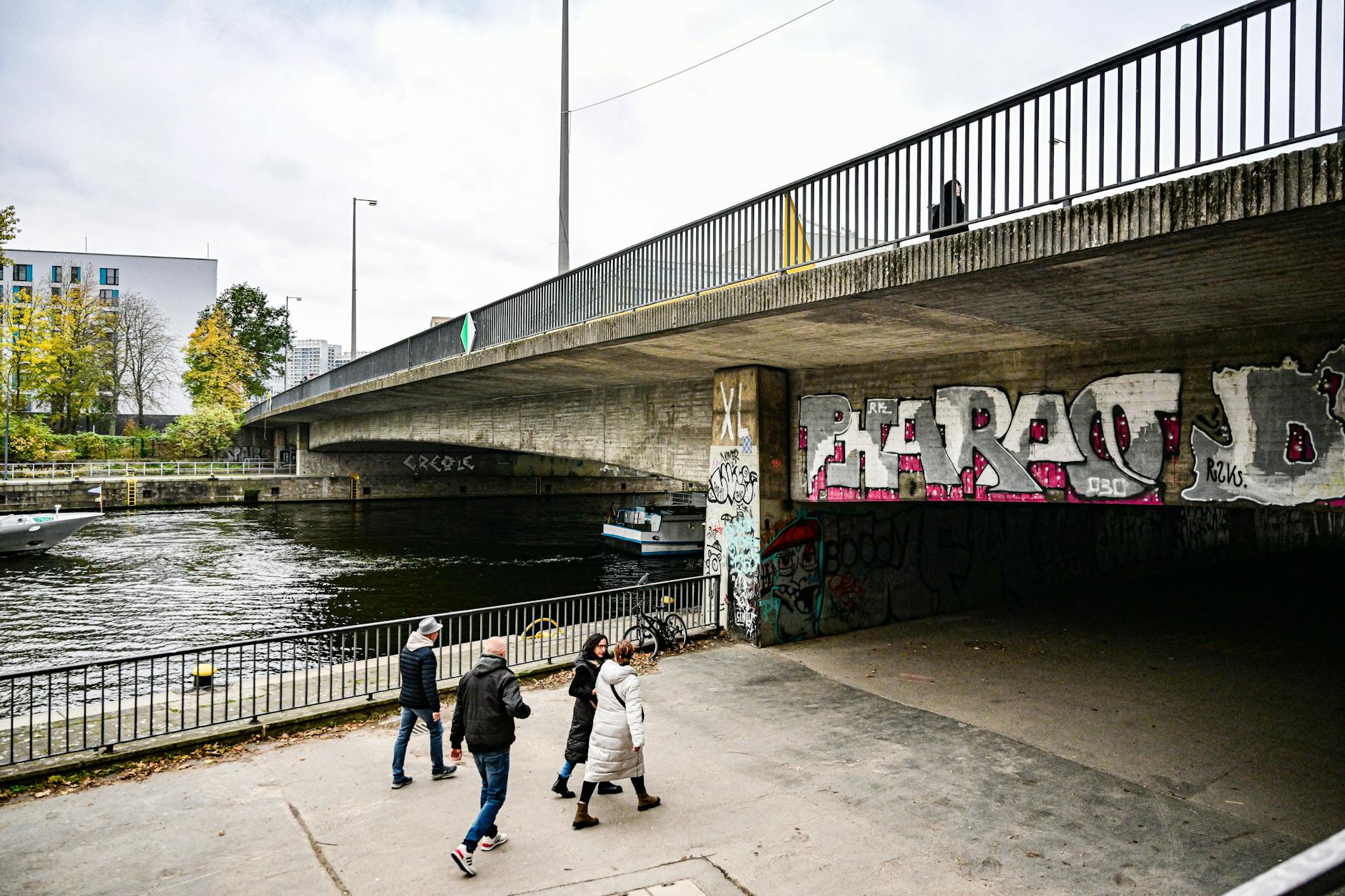 Mühlendammbrücke in Mitte, fotografiert am 31.10.2024 in Berlin.