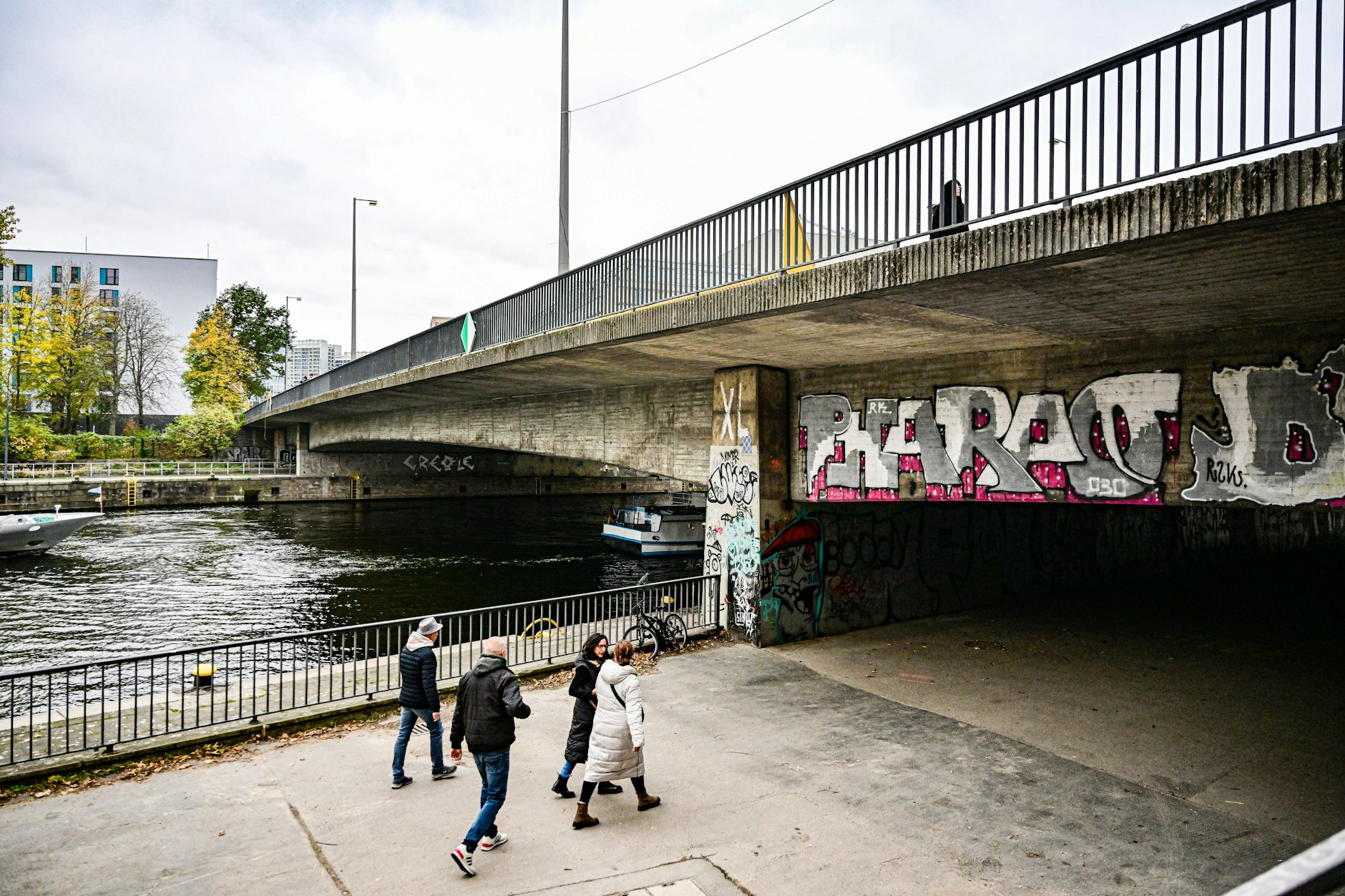 Mühlendammbrücke in Mitte, fotografiert am 31.10.2024 in Berlin.